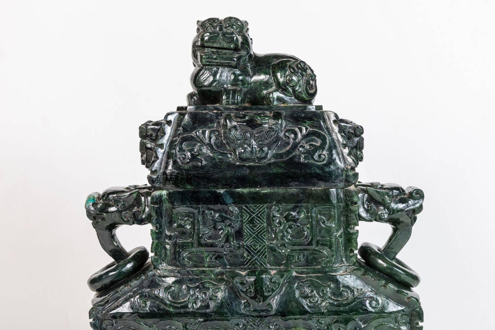 Republic Period, Spinach Jade Urn In Excellent Condition For Sale In Newport Beach, CA