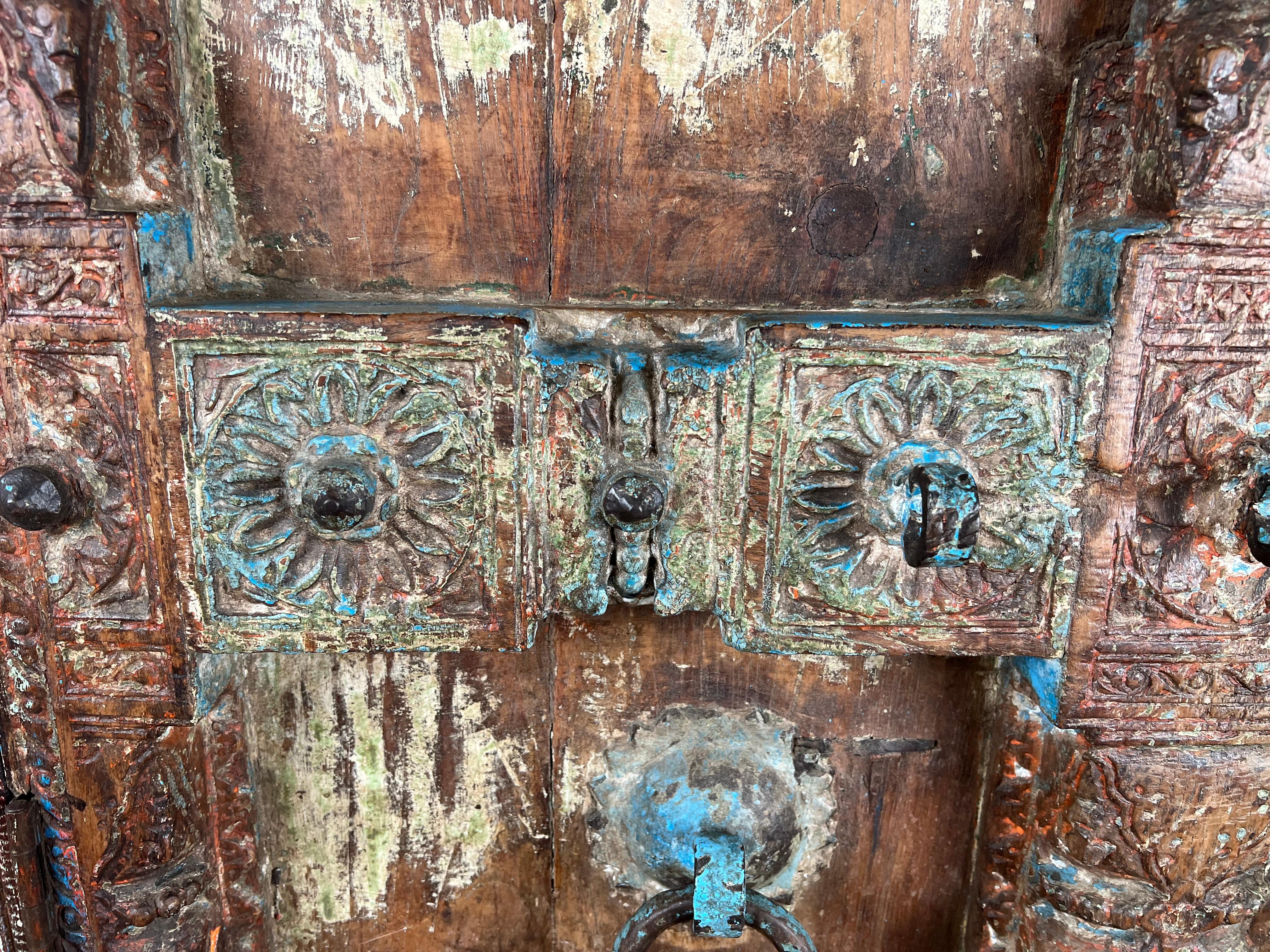 Armoire à porte sculptée indienne ancienne réutilisée en vente 3