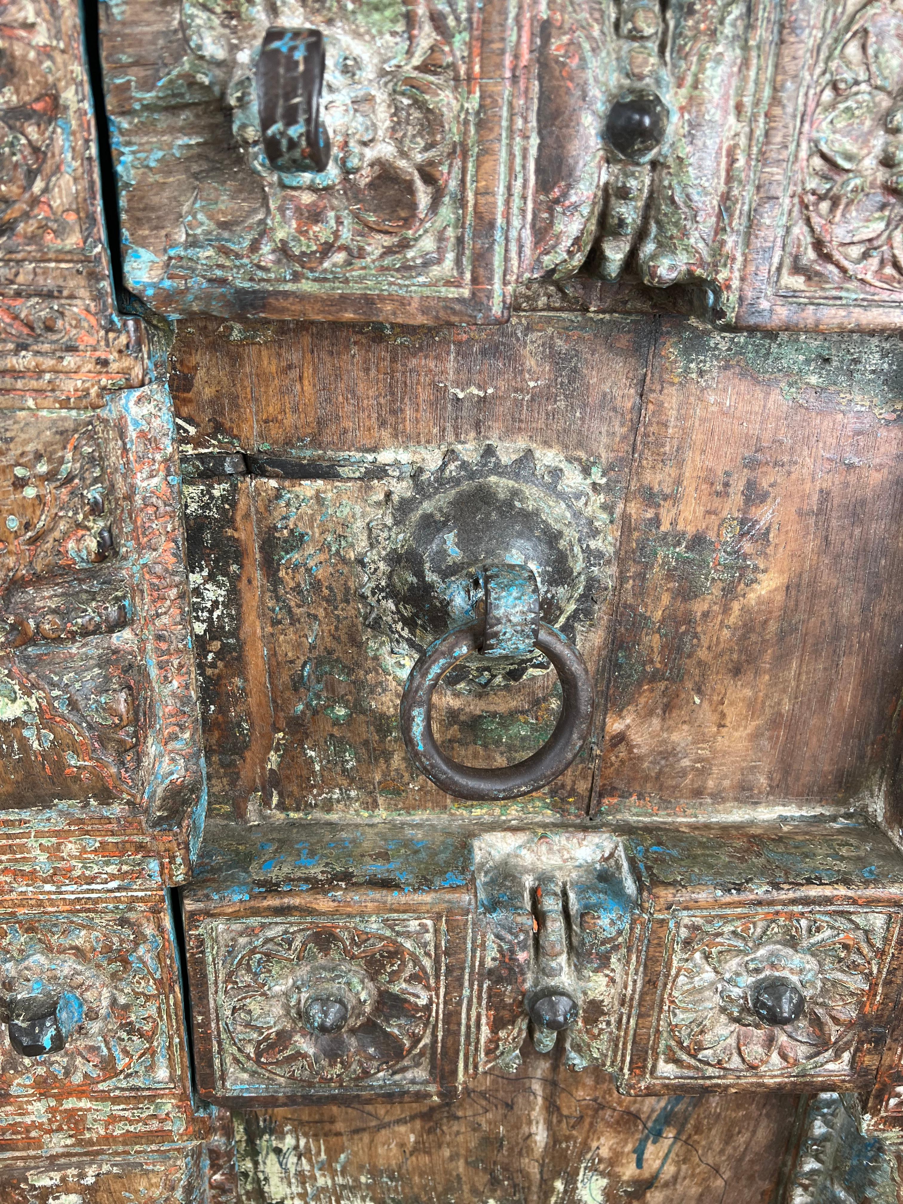 Armoire à porte sculptée indienne ancienne réutilisée en vente 4