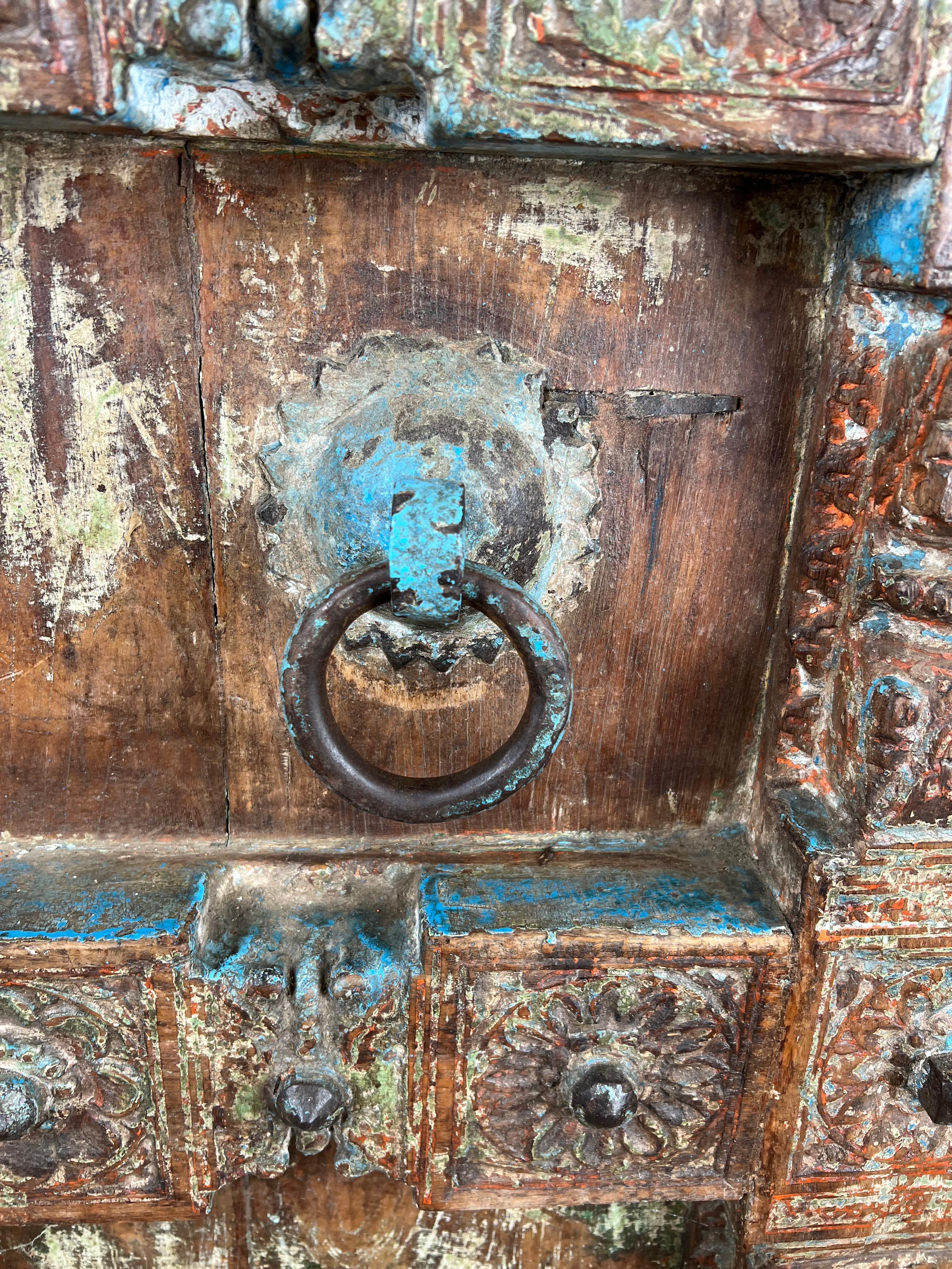 Armoire à porte sculptée indienne ancienne réutilisée en vente 5