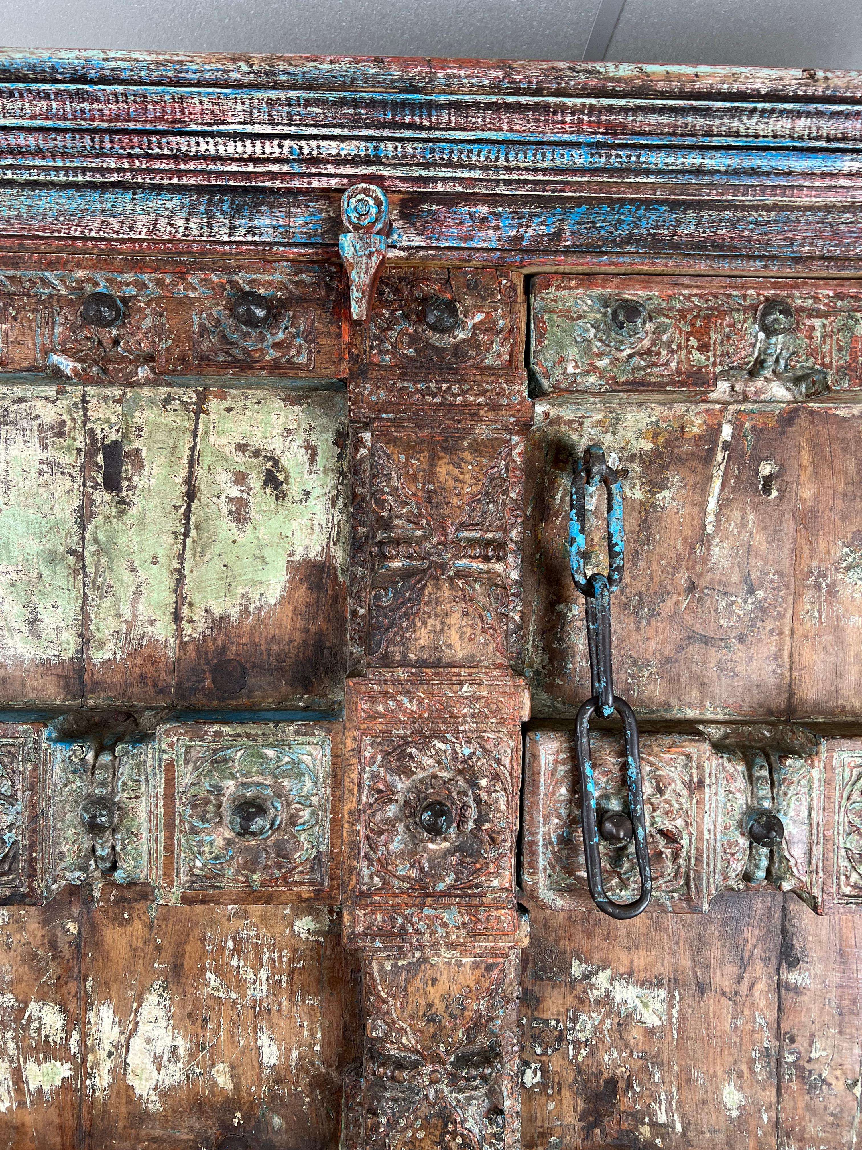 Armoire à porte sculptée indienne ancienne réutilisée en vente 6