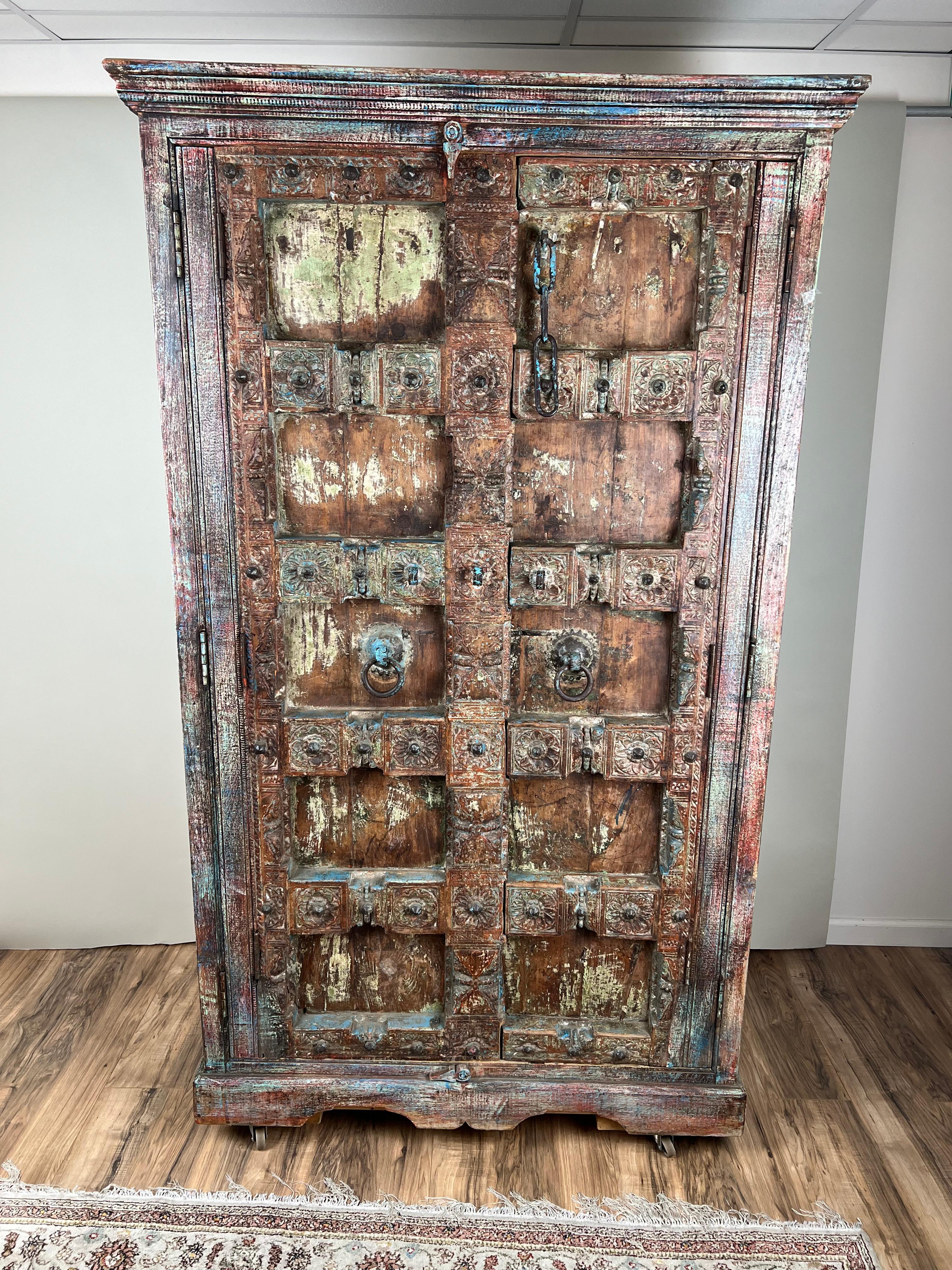 Armoire à porte sculptée indienne ancienne réutilisée en vente 7