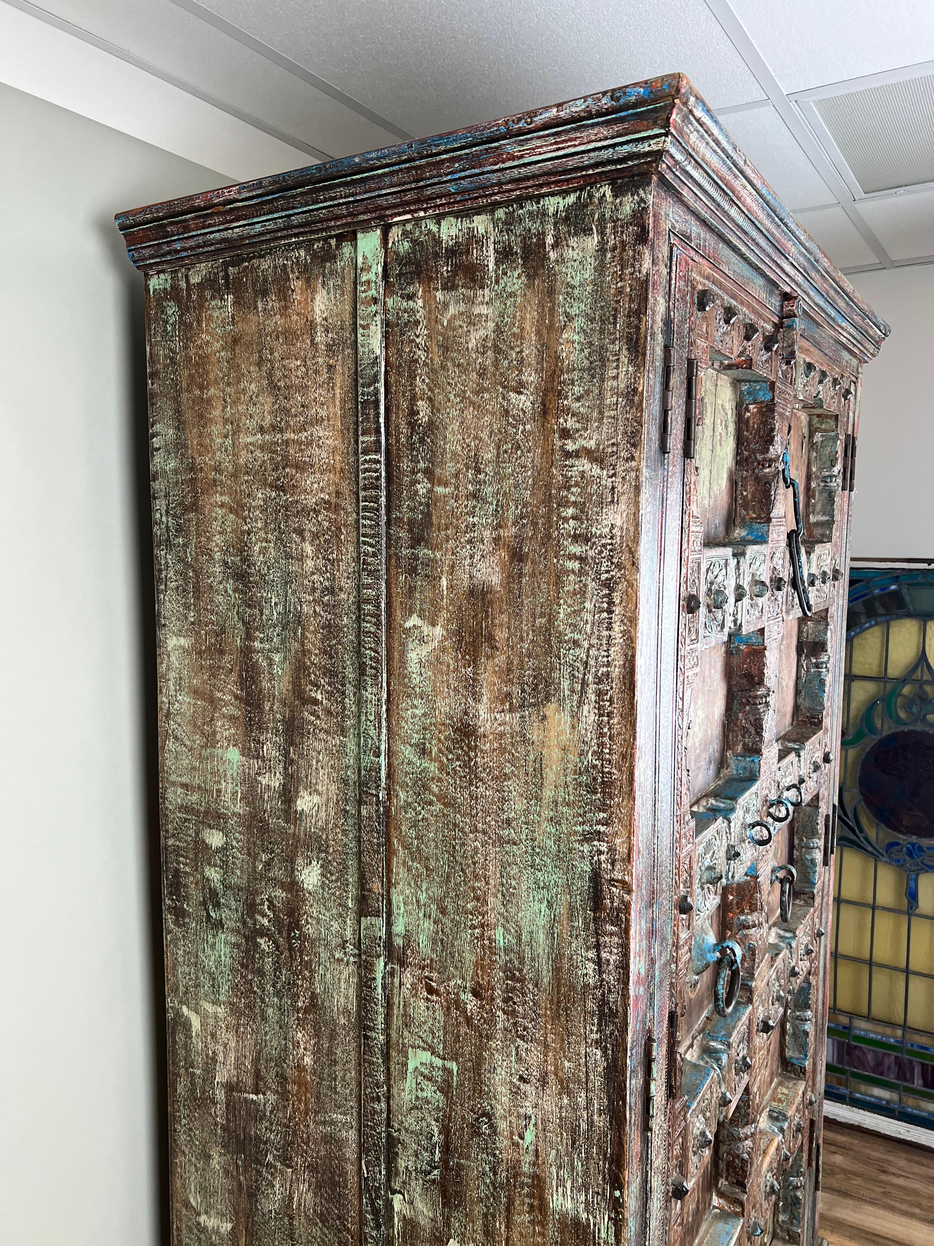Armoire à porte sculptée indienne ancienne réutilisée en vente 9