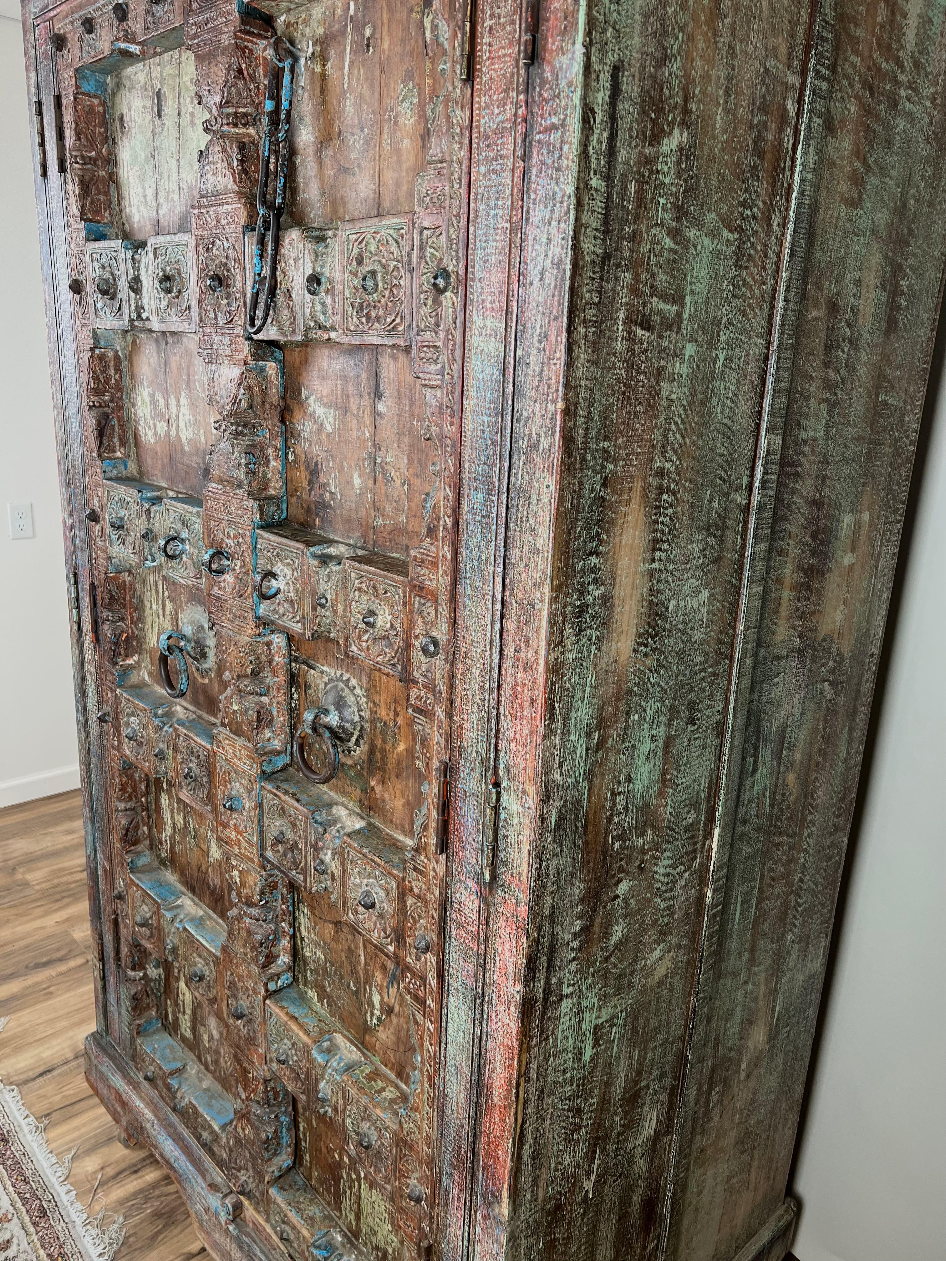 Armoire à porte sculptée indienne ancienne réutilisée en vente 10