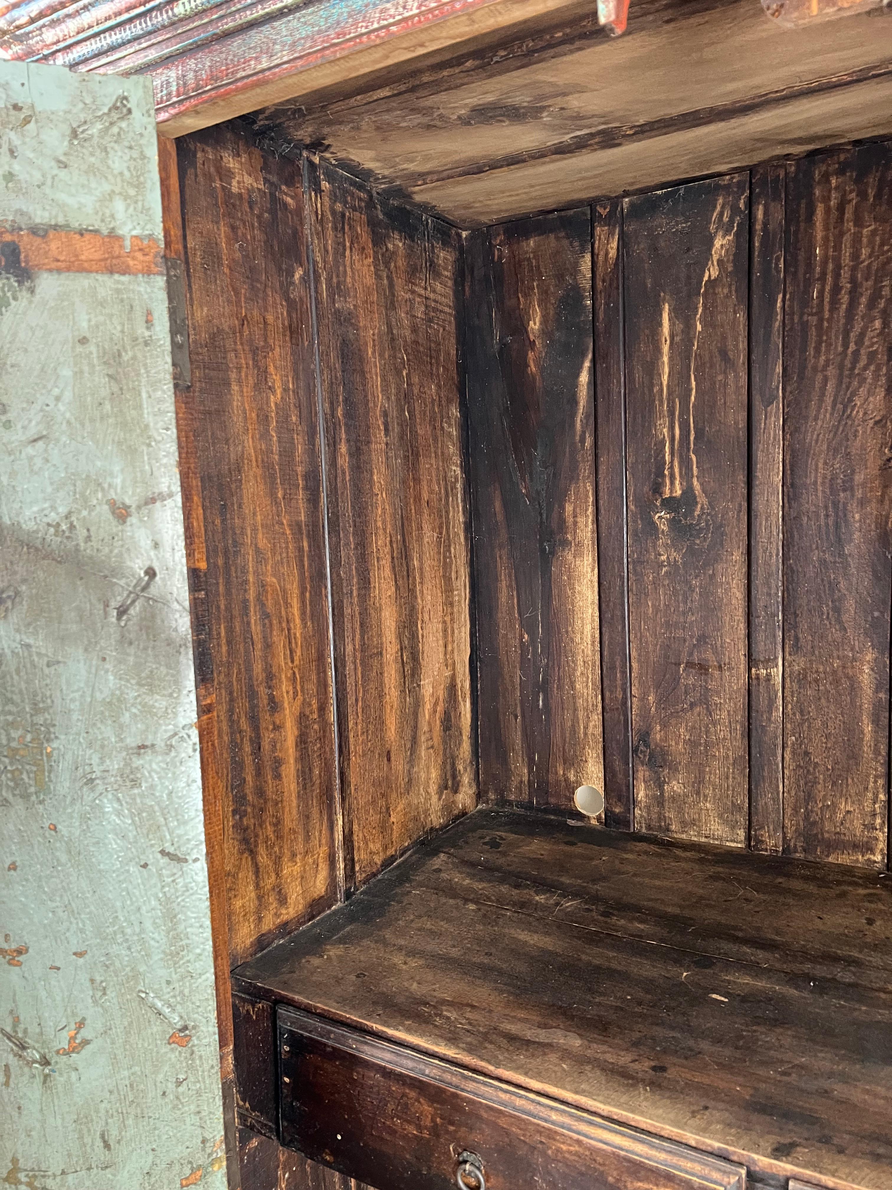 Armoire à porte sculptée indienne ancienne réutilisée Bon état - En vente à Westfield, MA