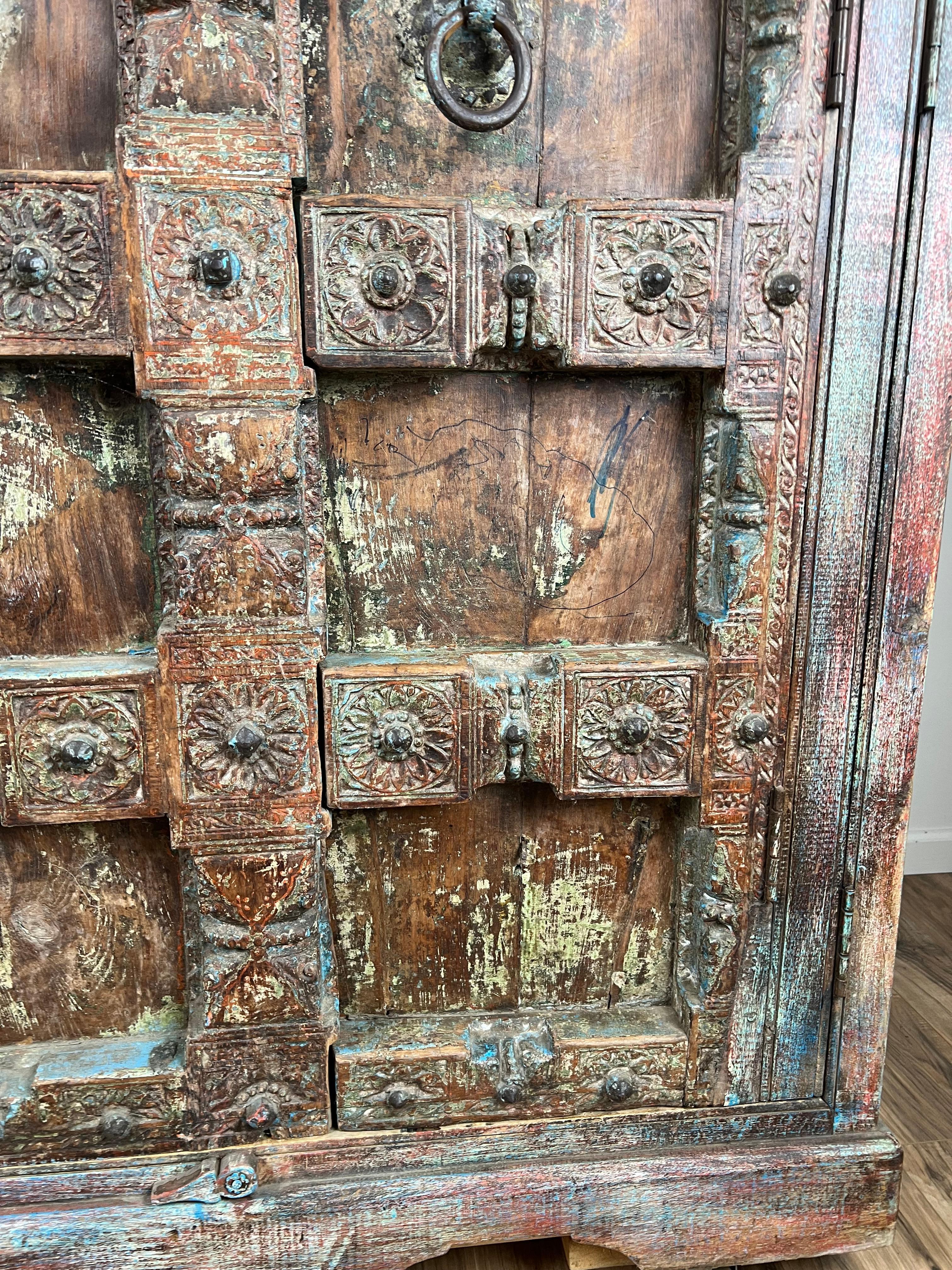 Bois de feuillus Armoire à porte sculptée indienne ancienne réutilisée en vente