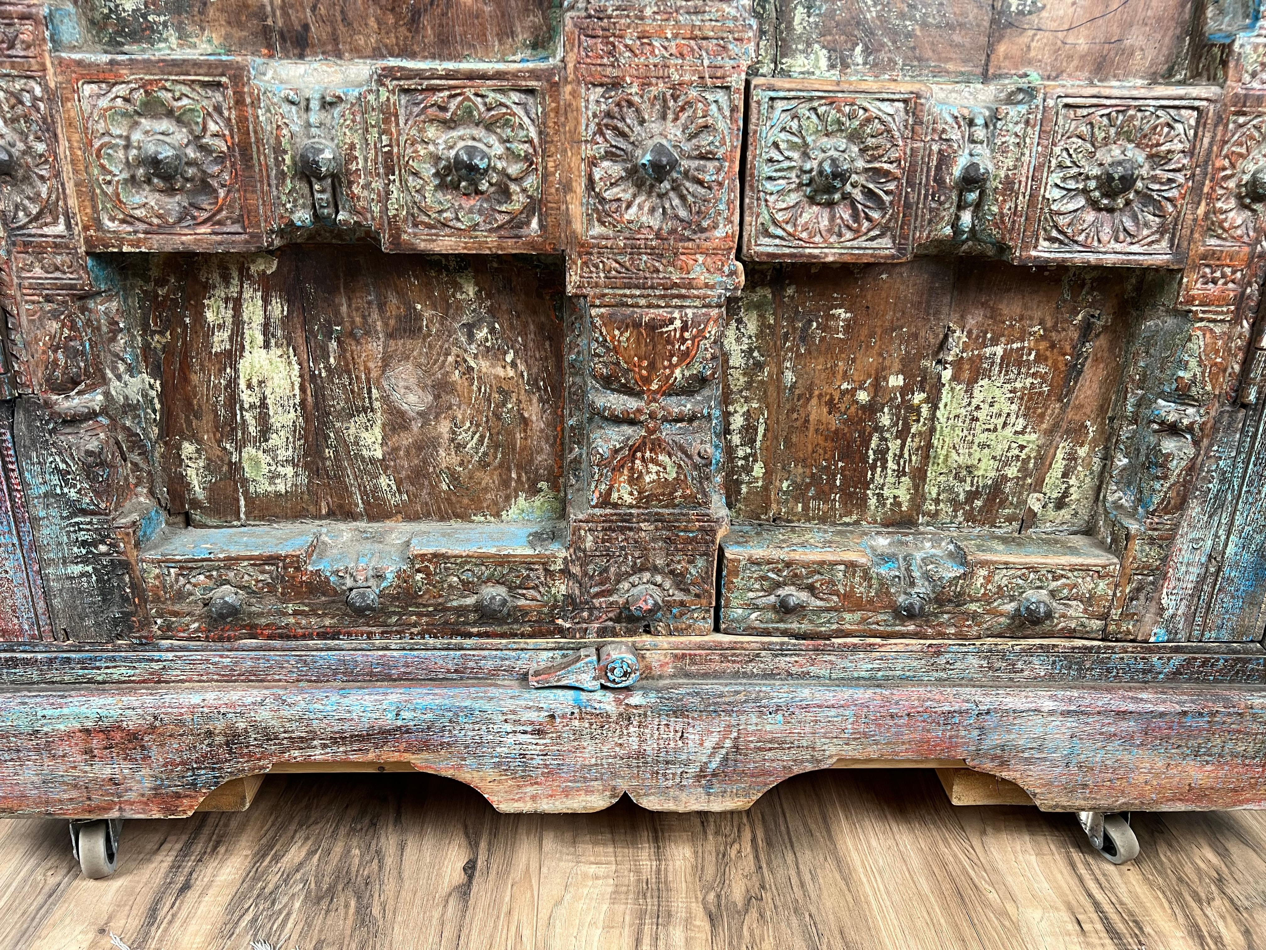Armoire à porte sculptée indienne ancienne réutilisée en vente 1