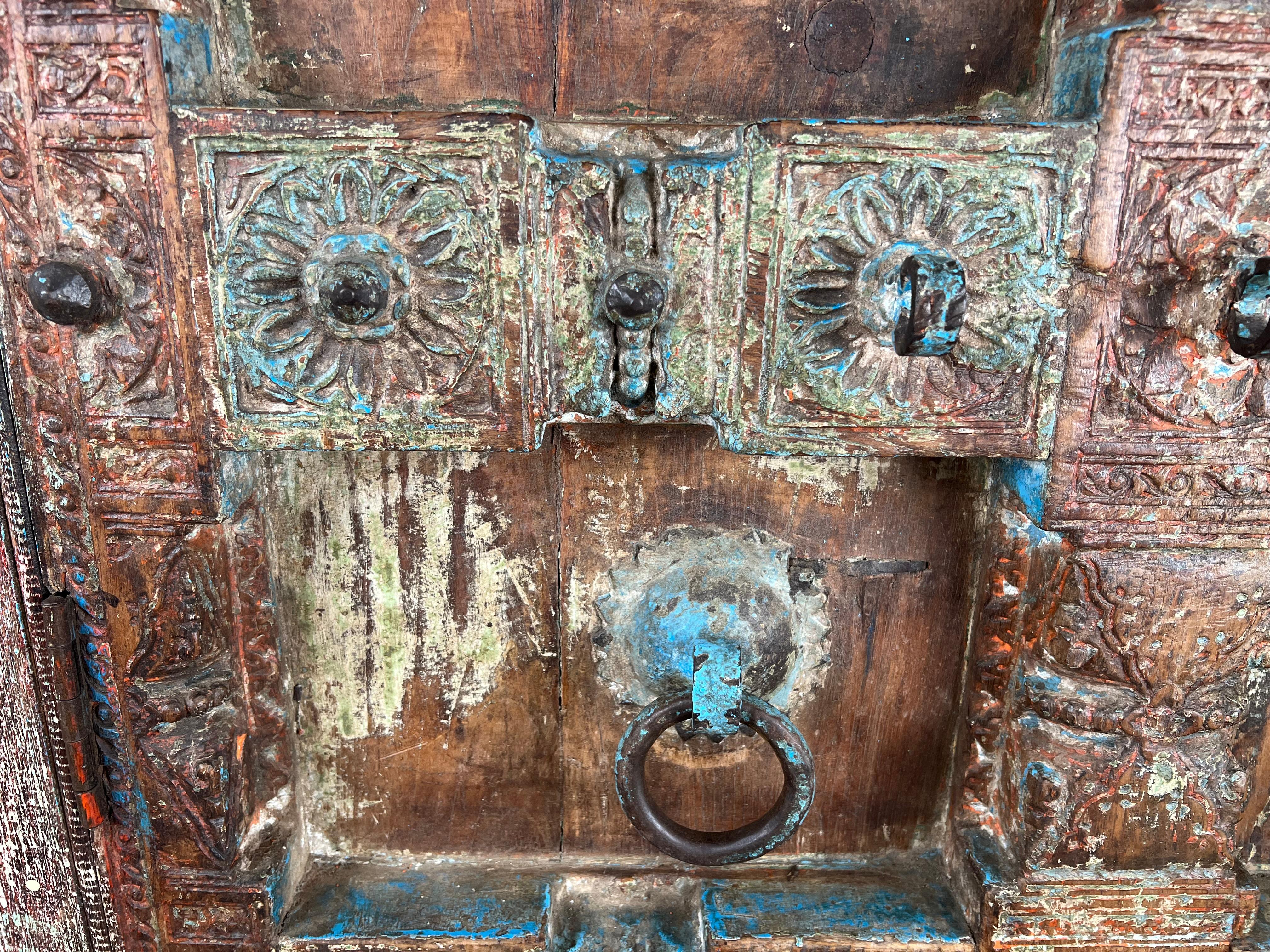 Armoire à porte sculptée indienne ancienne réutilisée en vente 2