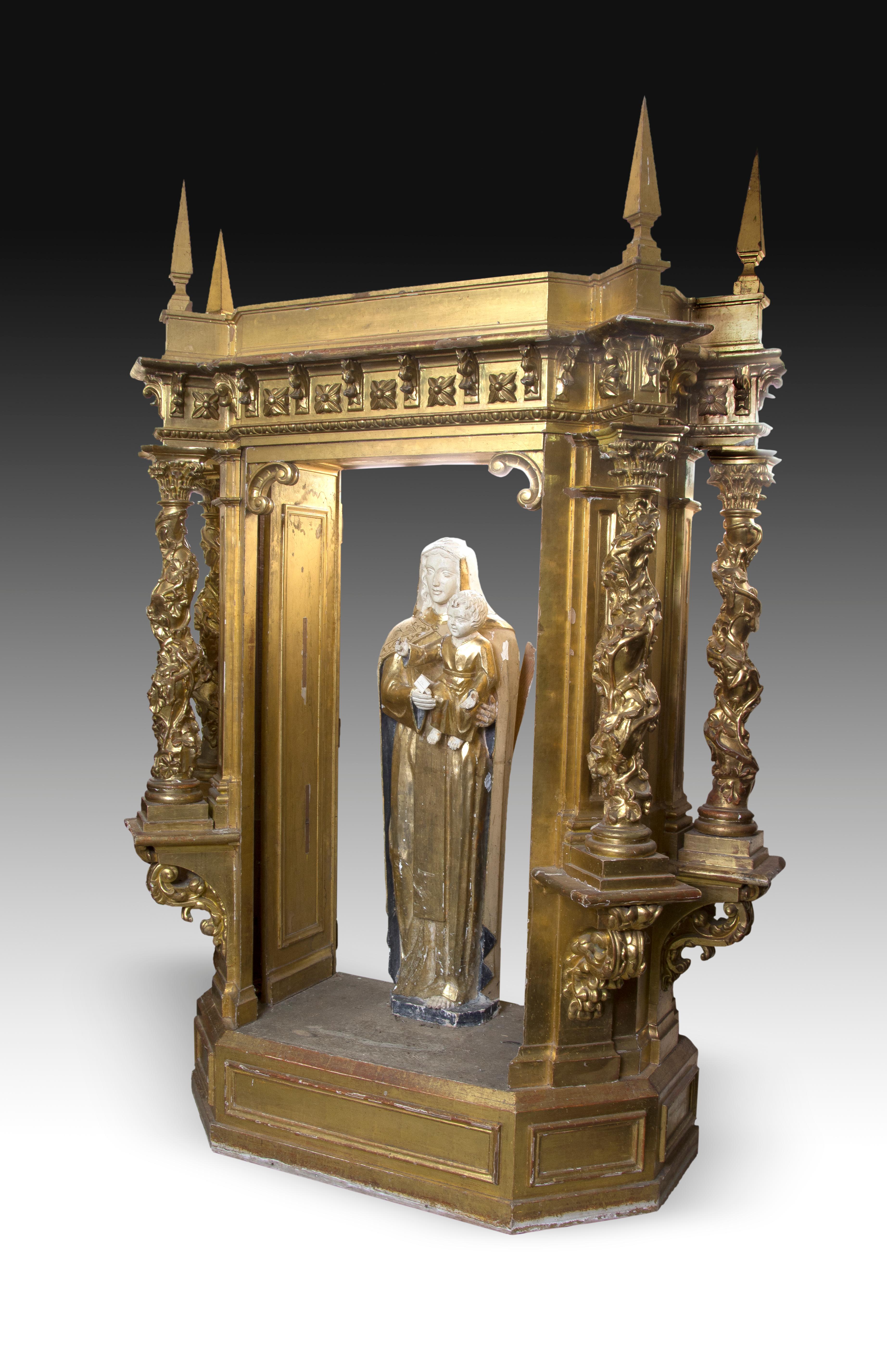 Altarpiece. Wood carved and gilded. Baroque, towards the second half of the 17th century. 
The Solomonic column was an element already known in the Renaissance (and before) that was popularized in art, in large part, thanks to the Baldachin of St.