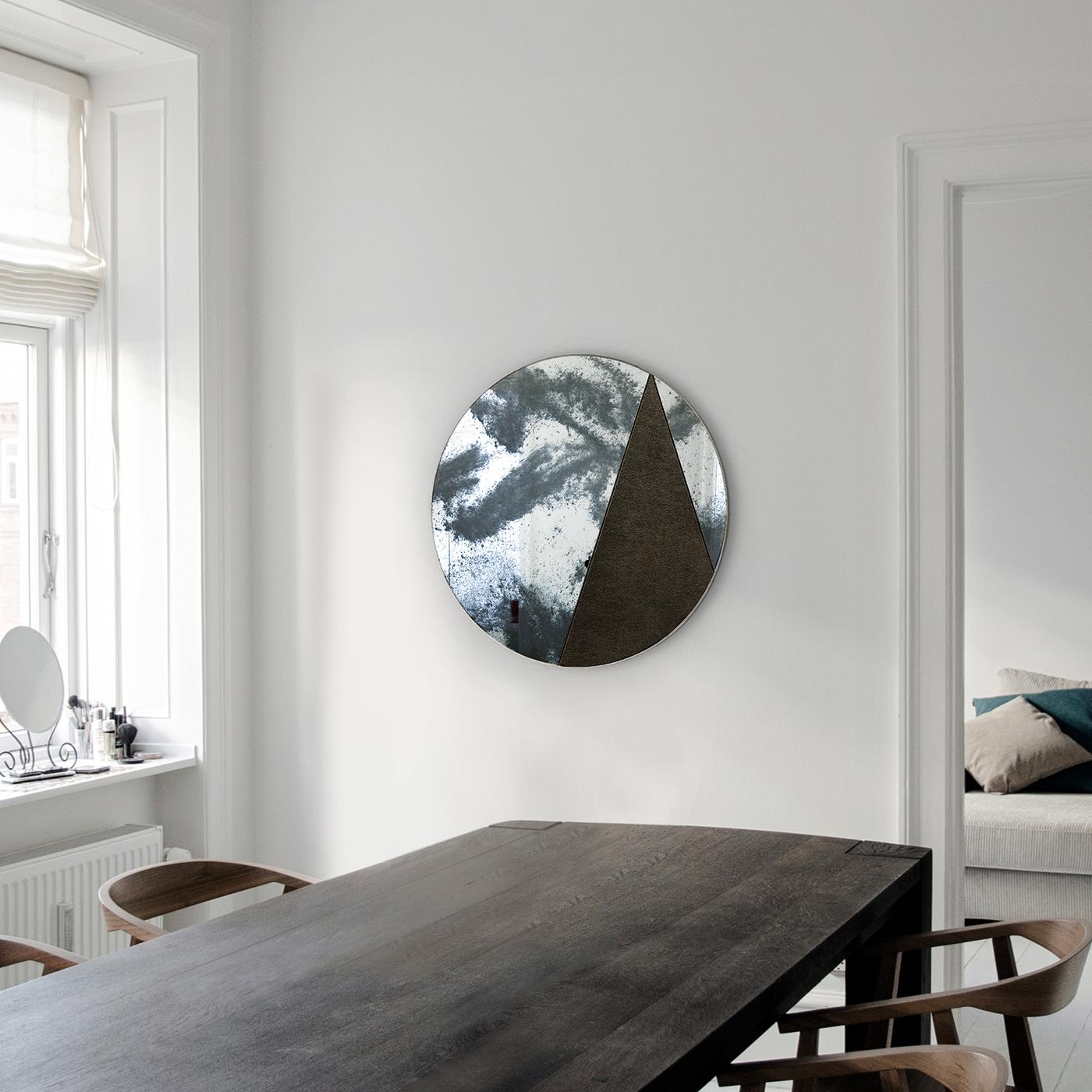 Combining stunning mirrors with the warmth of natural leather, the Itinera Res Lunar Mirror is an elegant addition to any space. The harmonious design meets with an explosion of impressive colors and patterns, resulting in a unique piece that will