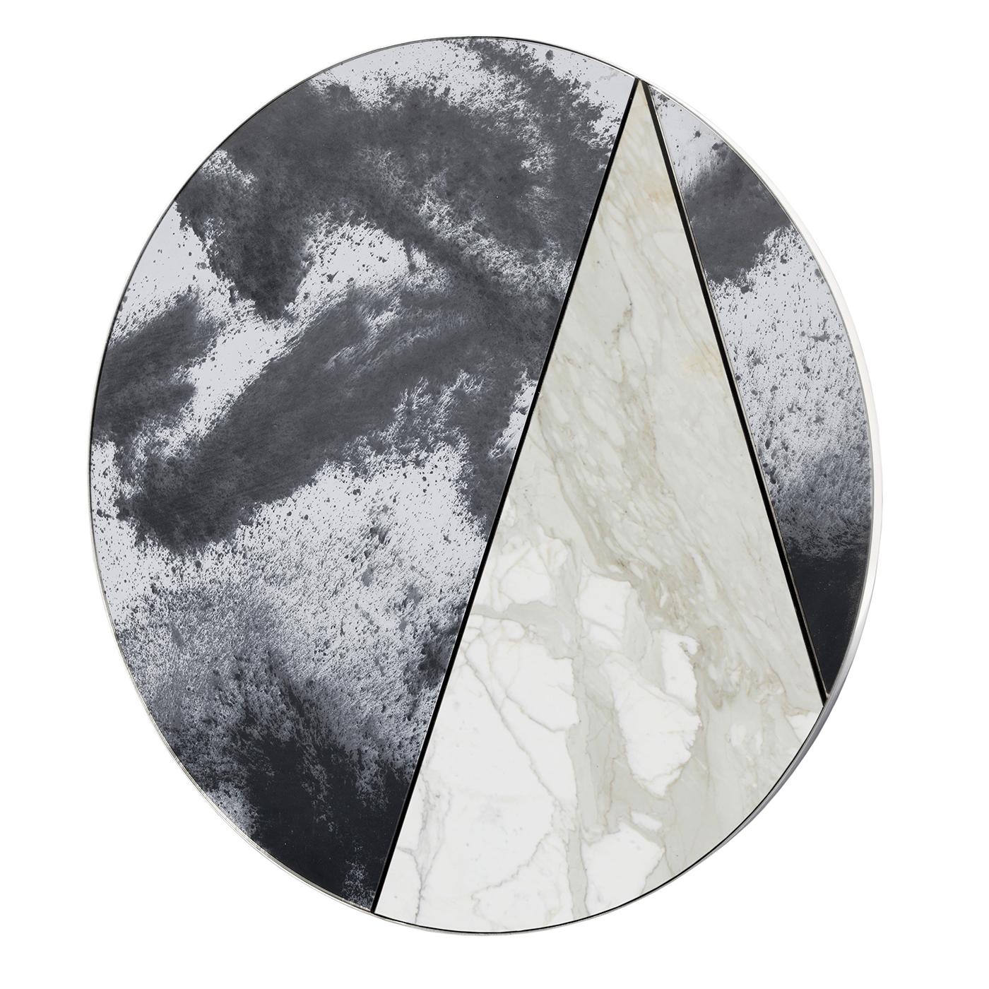 Scherben von antikem Glas umrahmen eine Scheibe Calacatta-Marmor im Spiegel Itinera Res Lunare III. Als einzigartiges Dekorationsstück mit harmonischem Design ist der Spiegel die perfekte Ergänzung für eine Konsole oder ein Sideboard in einem