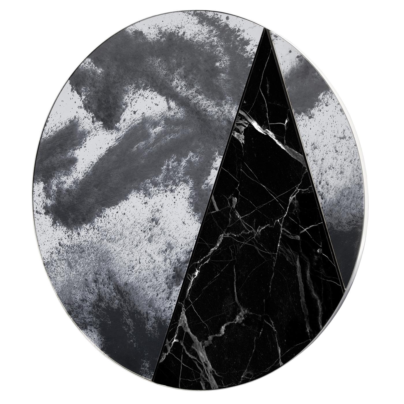 Pièce lunaire pour les espaces contemporains, le miroir Itinera Res Lunare V est réalisé en collaboration avec la verrerie Antique Mirror de Sienne. Sur une base en acier inoxydable, des éclats de verre encadrent un morceau de marbre Marquinia chic,