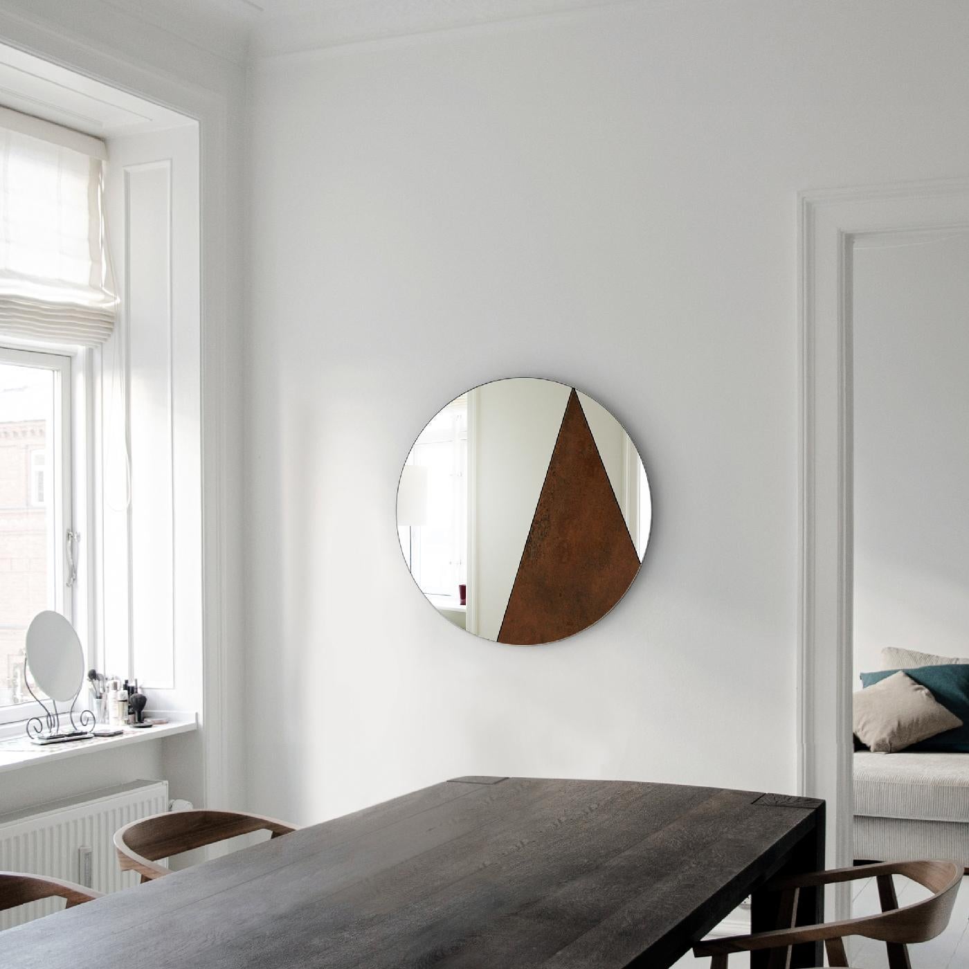 Ce miroir exquis est fabriqué à la main et s'imposera dans un cadre minimaliste, ajoutant une surface réfléchissante fonctionnelle et un accent décoratif stupéfiant à une entrée contemporaine ou à un salon industriel. La silhouette ronde présente