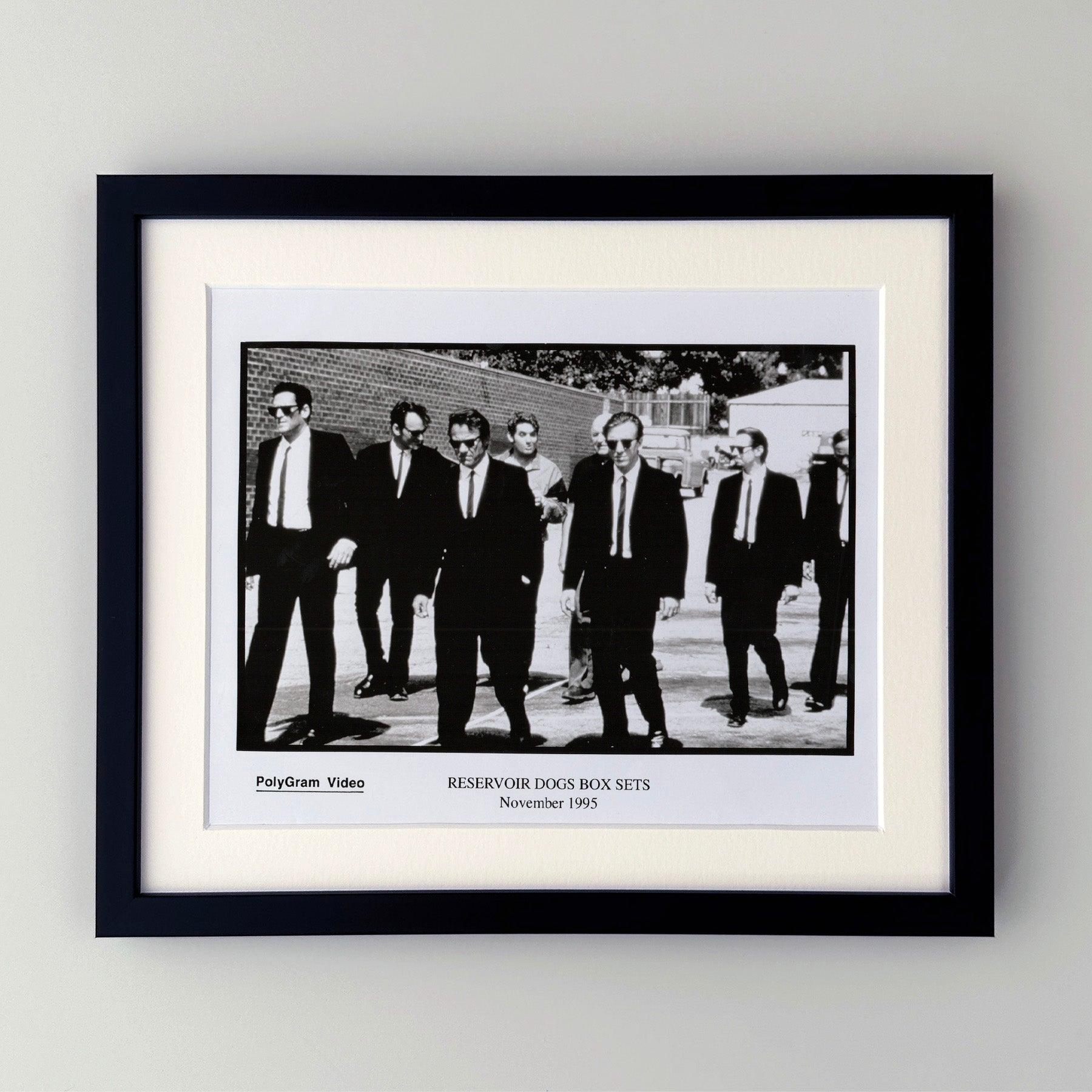 Foto pubblicitaria originale 8x10 pollici per Reservoir Dogs (1992) con Harvey Keitel, Tim Roth e Michael Madsen e diretto da Quentin Tarantino.

Le foto pubblicitarie (film/produzione) sono state create per aiutare gli studios a promuovere i loro