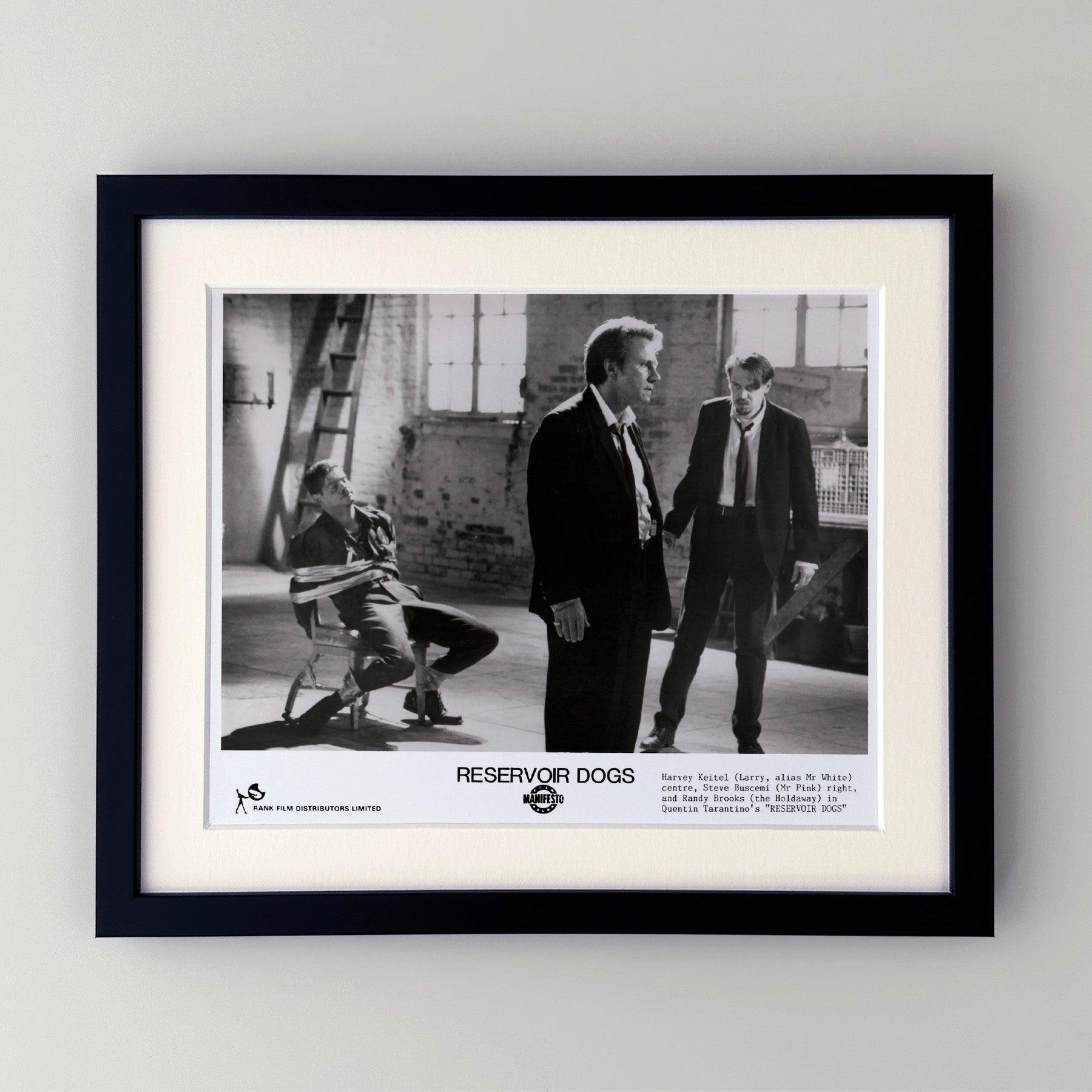 Photo publicitaire originale de 8x10 inches pour Reservoir Dogs (1992) avec Harvey Keitel, Tim Roth et Michael Madsen et réalisé par Quentin Tarantino.

Les photos de publicité (film/production) ont été créées pour aider les studios à promouvoir