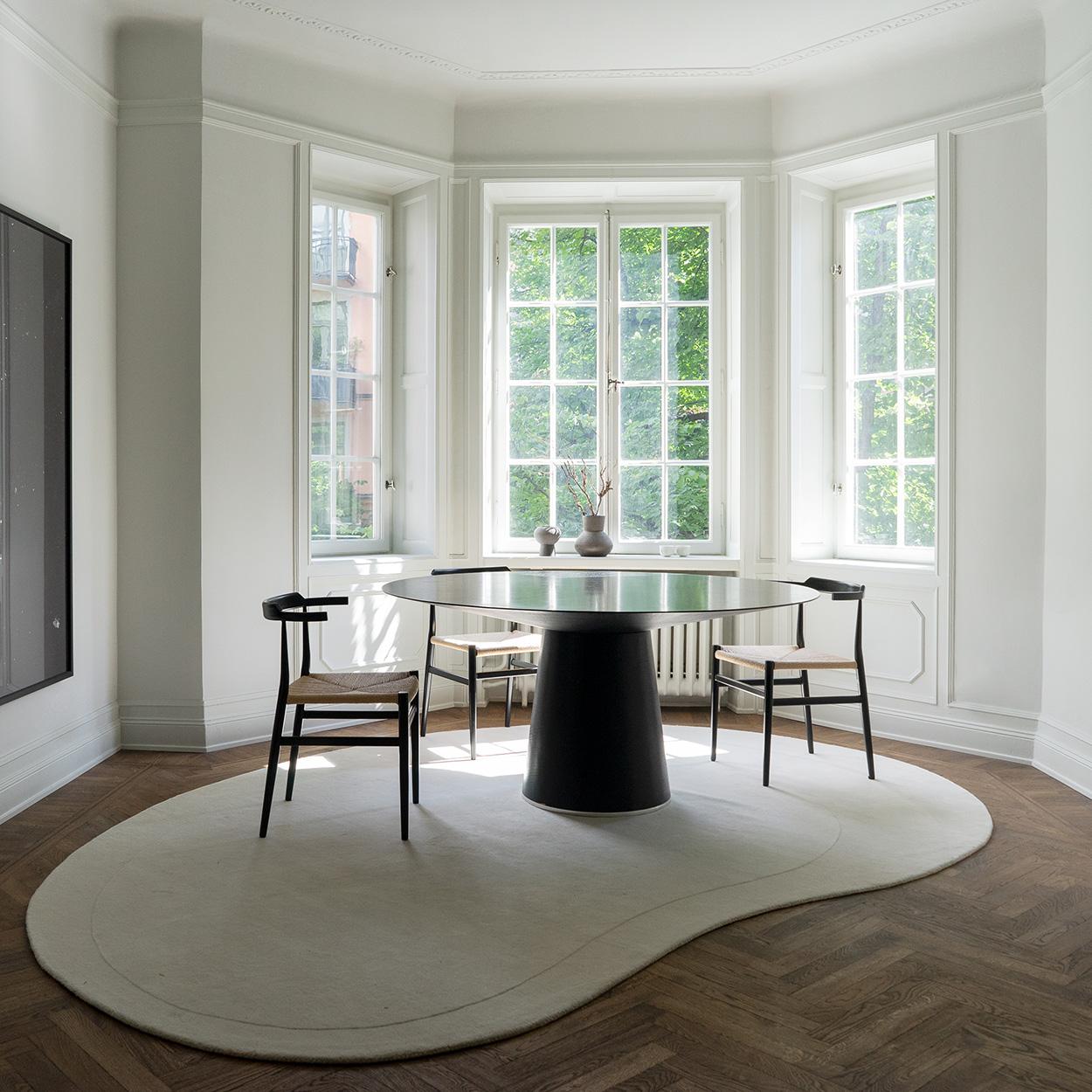La alfombra Residue Bone White es una alfombra única, grande, con una raya orgánica que marca la diferencia en altura. Con su lana estructurada y el corte alto y bajo, Residue puede ser una pieza de arte para la habitación pero, al mismo tiempo,