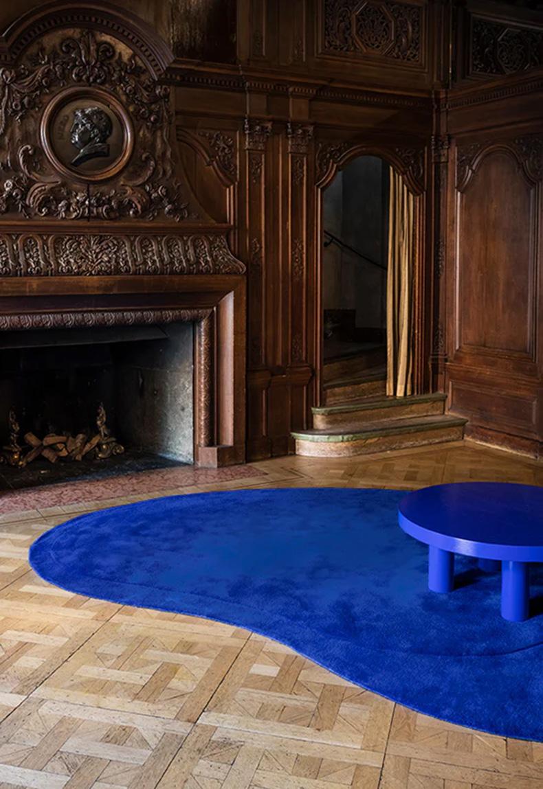 Il tappeto Residue Bigli è un tappeto unico e grande con una striscia organica che fa la differenza in altezza. Con la sua lana strutturata e il taglio alto e basso, Residue può essere un'opera d'arte per la stanza ma allo stesso tempo svolgere le