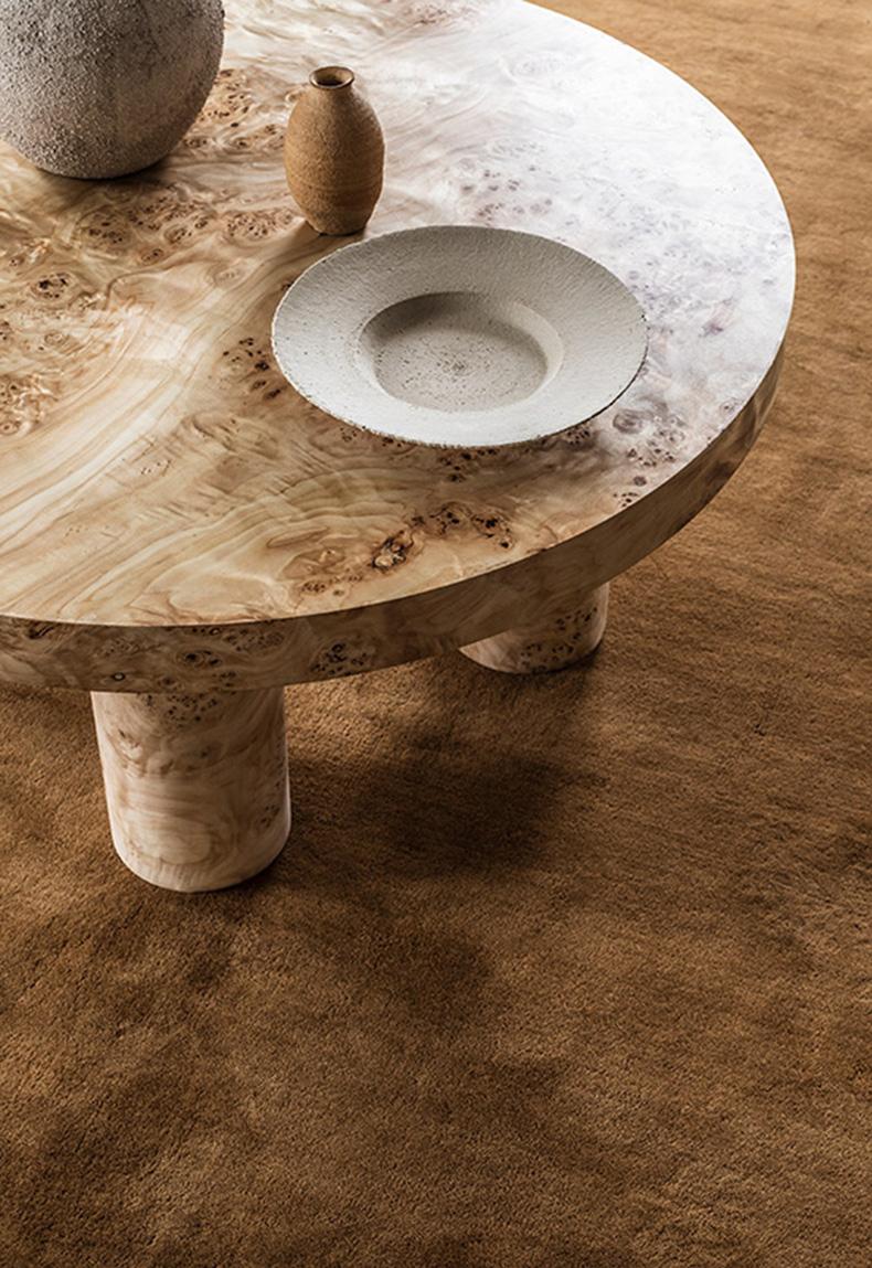 Il tappeto Residue Bone White è un tappeto unico e grande con una striscia organica che fa la differenza in altezza. Con la sua lana strutturata e il taglio alto e basso, Residue può essere un'opera d'arte per la stanza ma allo stesso tempo svolgere
