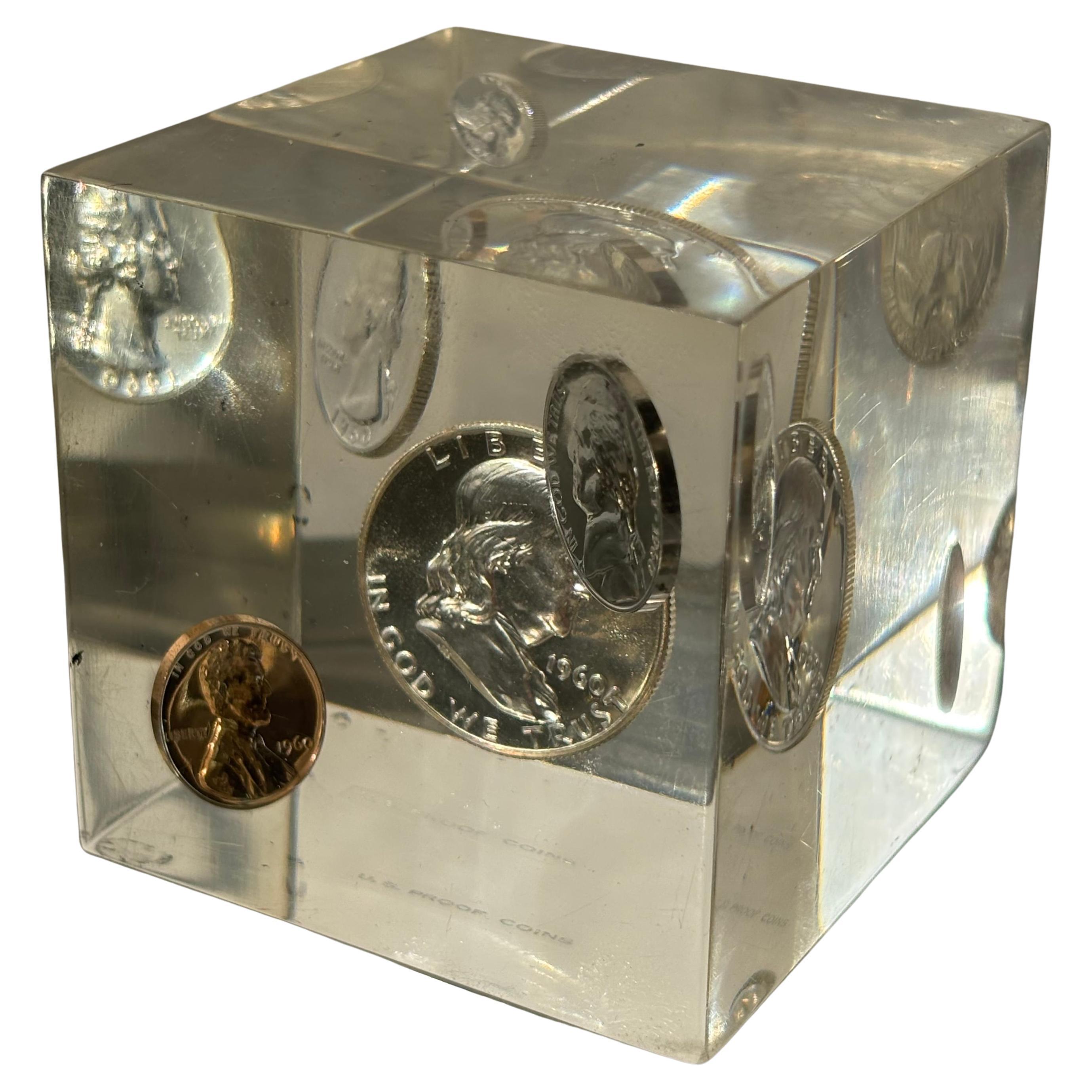 Cubo fermacarte in resina e acrilico con monete d
argento Proof set, anni 
60 circa. in vendita