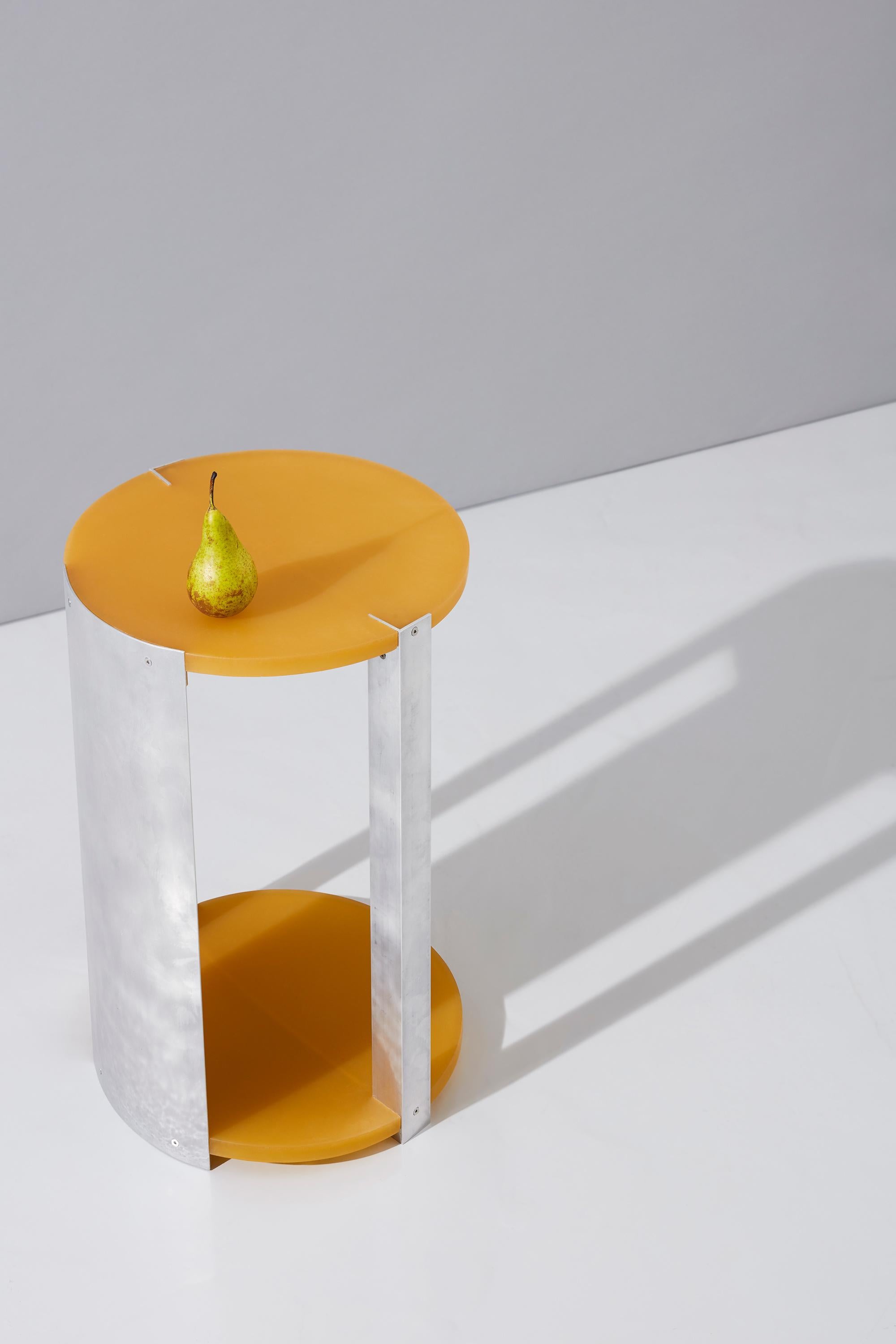 Die Tische, die privat für ein Londoner Wohnprojekt in Auftrag gegeben wurden, sind von den Werken Gaetano Pesces inspiriert und vereinen diese mit einer industriellen Schlichtheit. Sie bestehen aus handelsüblichen Materialien wie Aluminiumprofilen,