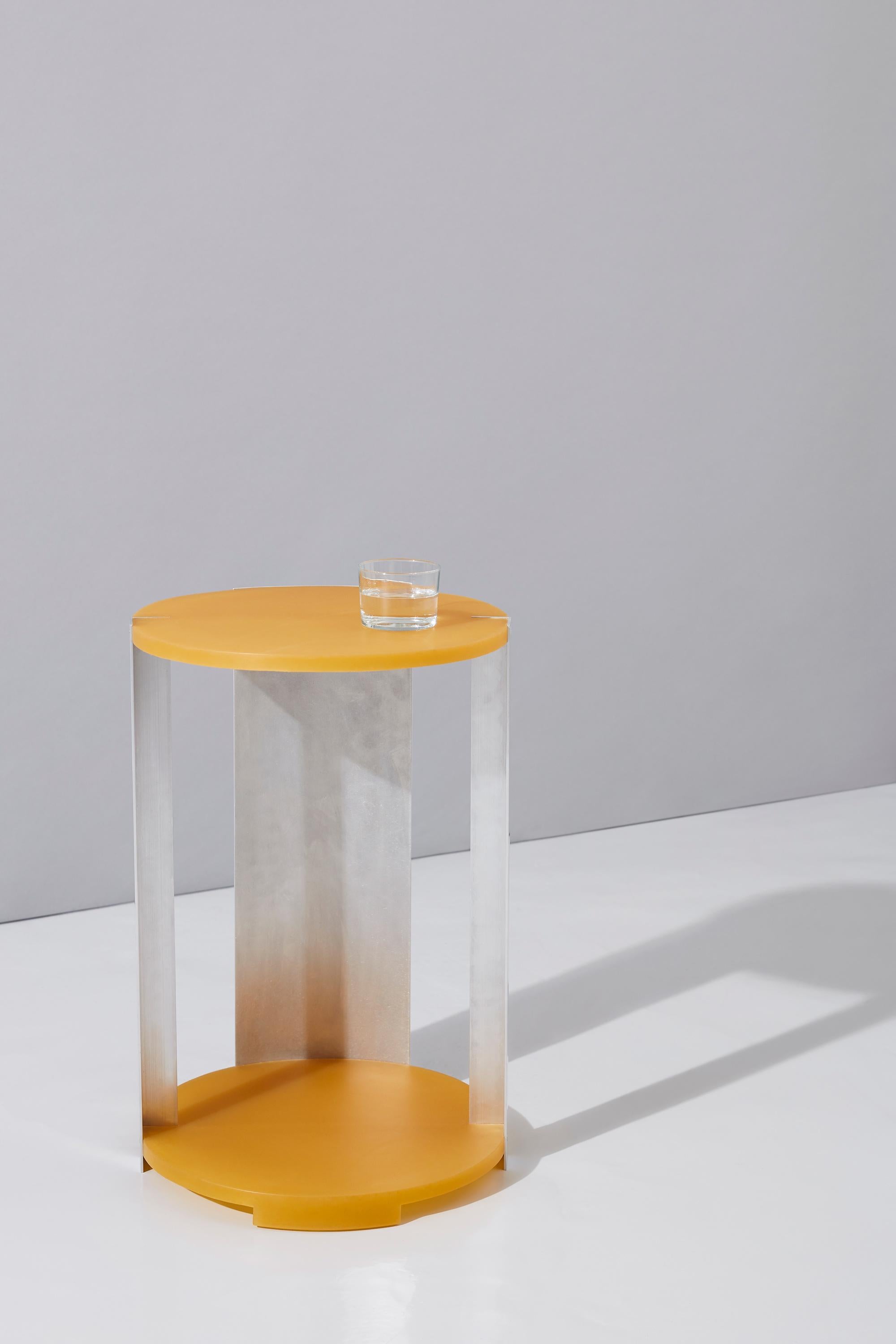 Nachttisch oder Beistelltisch, Kunstharz & Aluminium, Gelb/Orange (Moderne) im Angebot