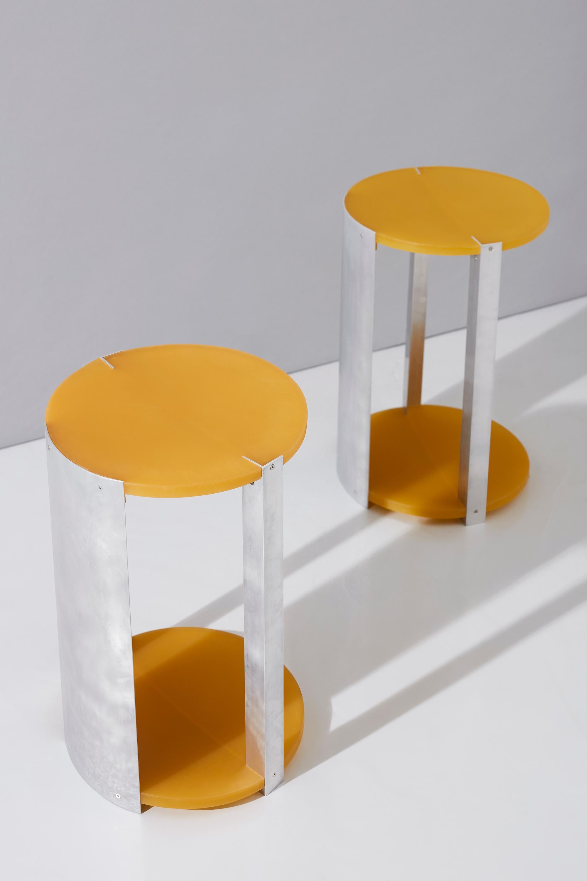 Nachttisch oder Beistelltisch, Kunstharz & Aluminium, Gelb/Orange (Britisch) im Angebot