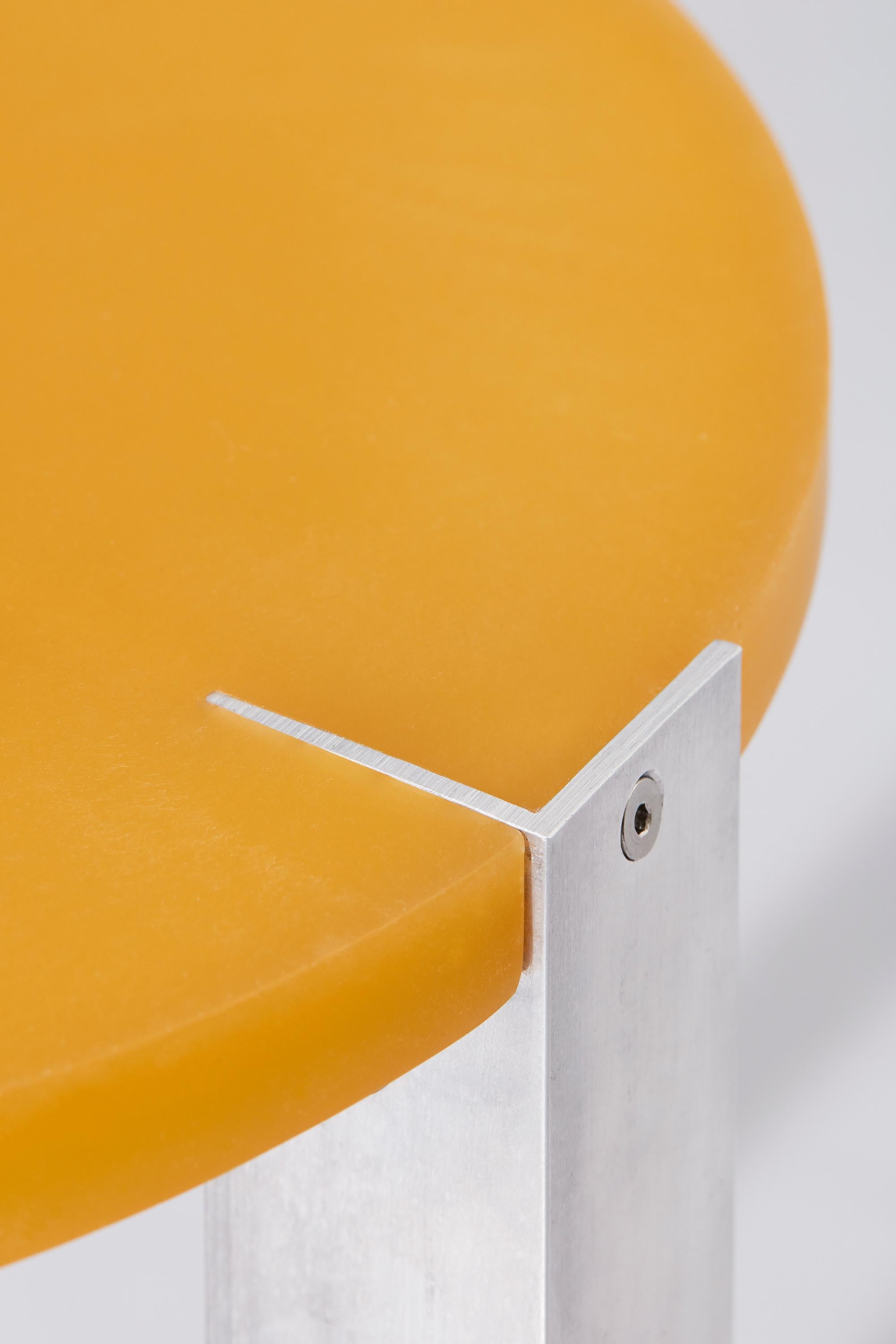 Nachttisch oder Beistelltisch, Kunstharz & Aluminium, Gelb/Orange im Zustand „Neu“ im Angebot in London, GB