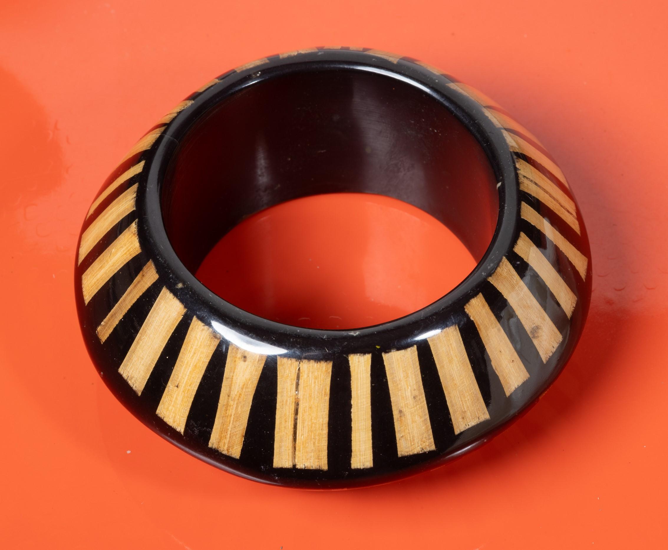 Fabuleux bracelet en résine et bambou de Kenneth Jay Lane - très très chic.

Ce magnifique bracelet est fait de résine noire avec des inserts de bambou naturel, polyvalent et intelligent pour la plupart des occasions. L'état de cette pièce est