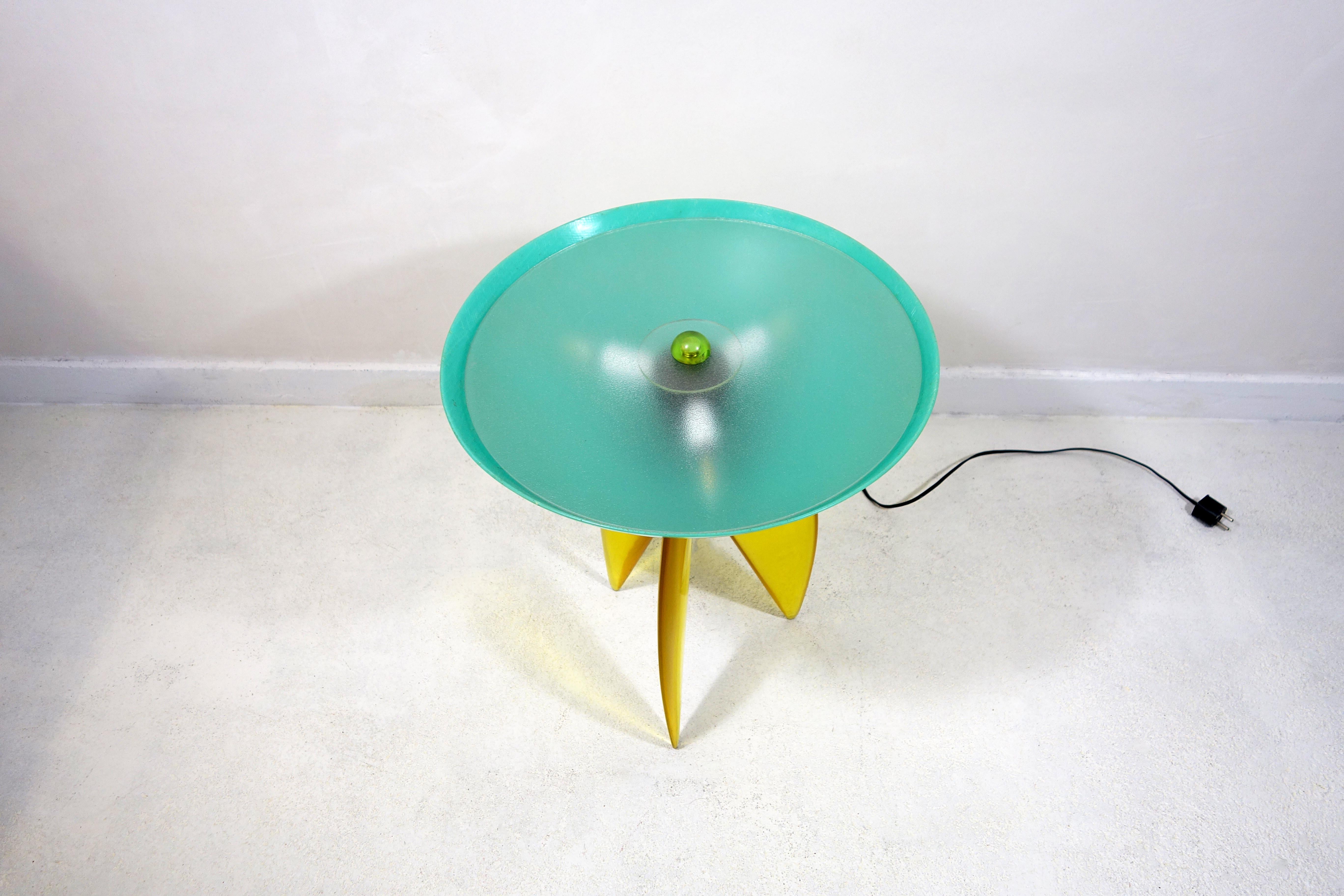 Der amerikanische Künstler Steve Zoller ist einzigartig in seiner Verwendung von Farben, elementaren Formen und seinem extravaganten Stil. 1993 fertigte er diese schöne Tischleuchte zusammen mit einer Stehlampe, einer Wandleuchte und zwei