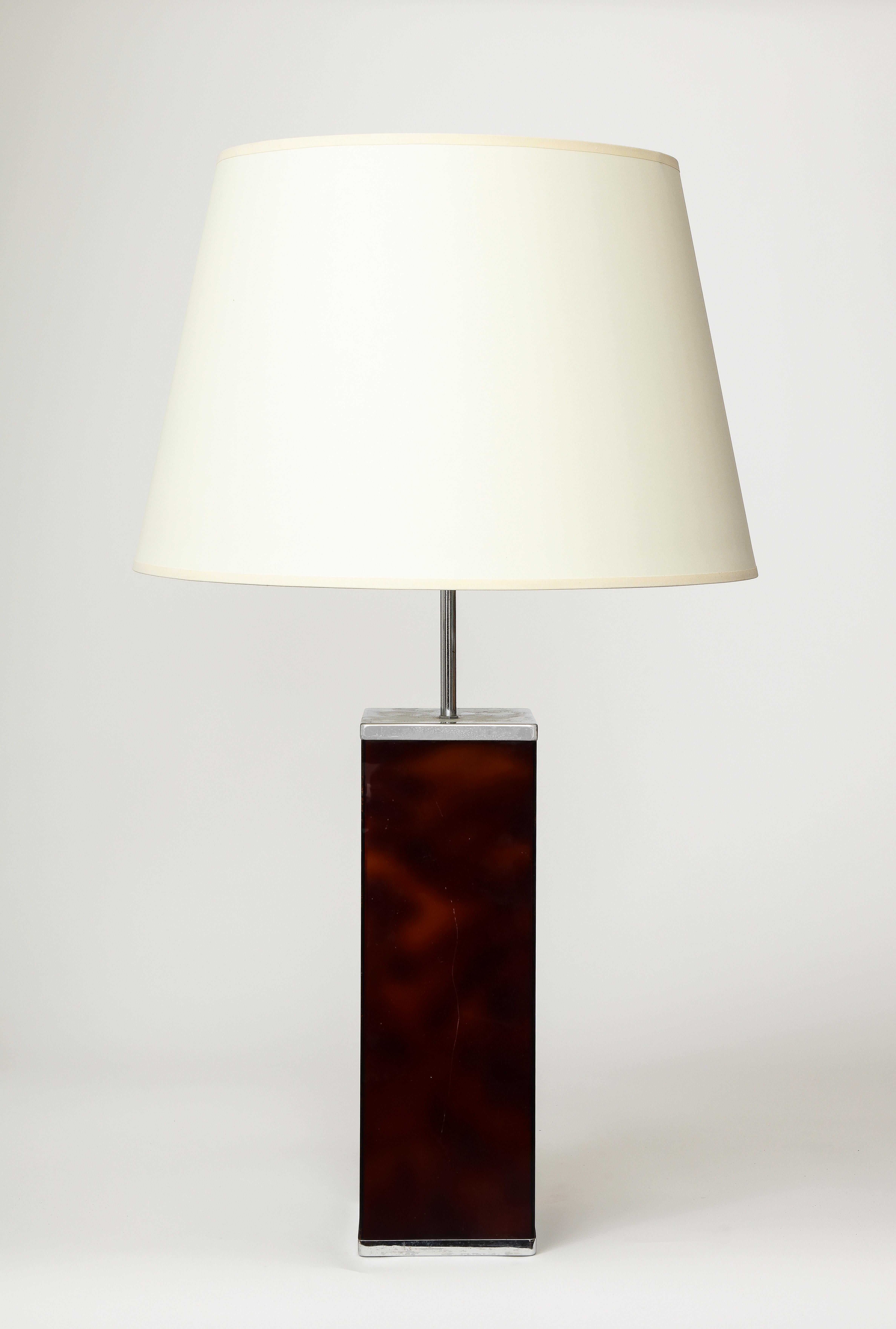 Lampe de table moderne en résine coulée et métal chromé par Philippe Cheverny.

Cette lampe de table a été récemment recâblée avec un cordon de soie torsadée noire de 8 pieds.

Hauteur totale : 30
