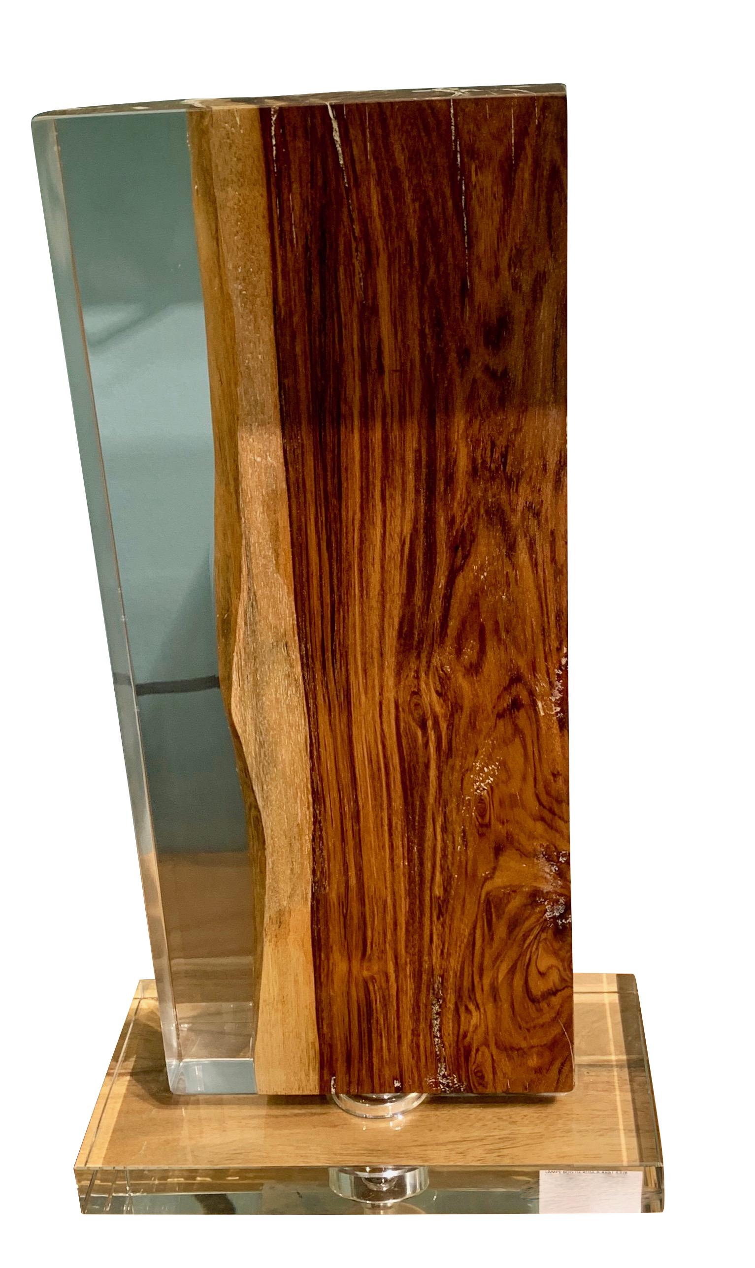 Paire de lampes indonésiennes contemporaines en résine et palissandre.
Le bois de palissandre est enrobé de résine.
Forme rectangulaire verticale haute.
Mesures : Abat-jour en lin blanc 16
