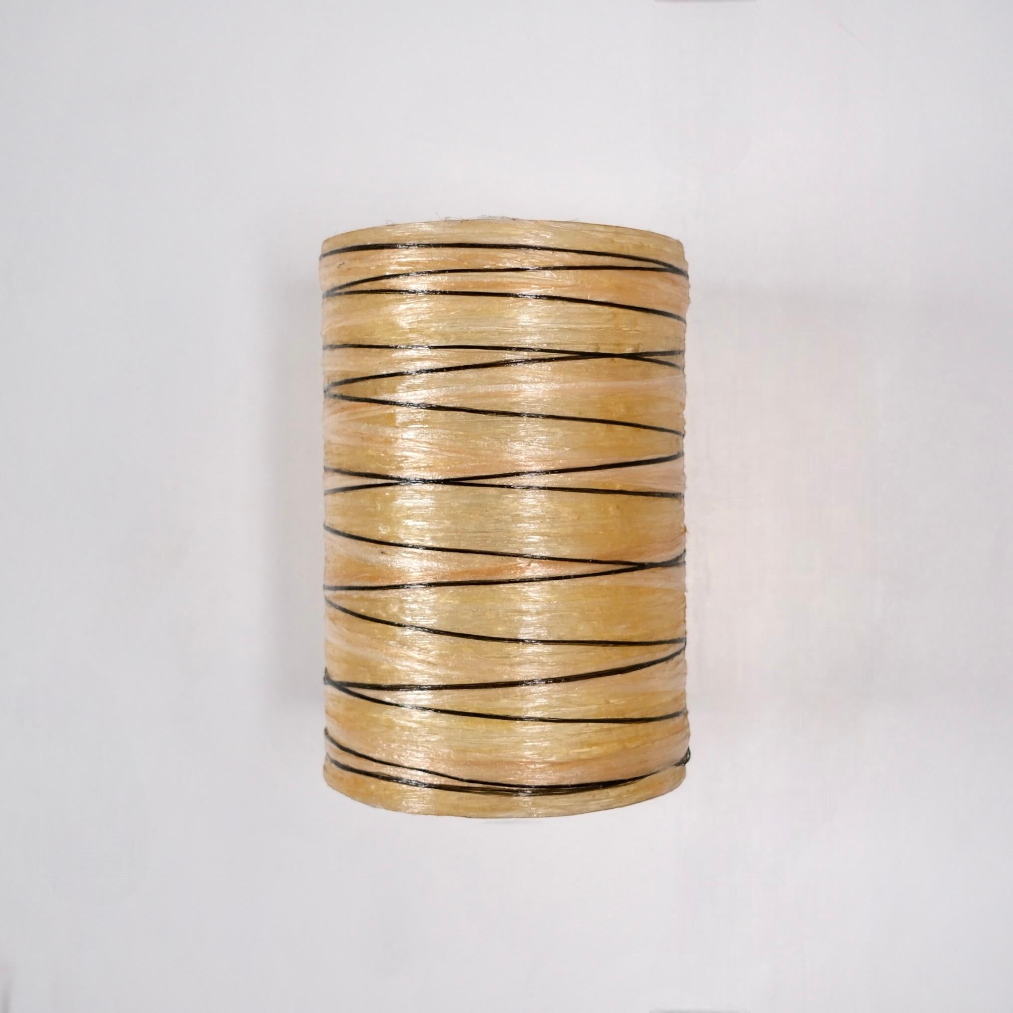Nice resin and rope wall light from Accolay, made in France in the 1970s.
Soft and warm shades.
Very good condition, light traces of time.

Dimensions : H25, D17cm