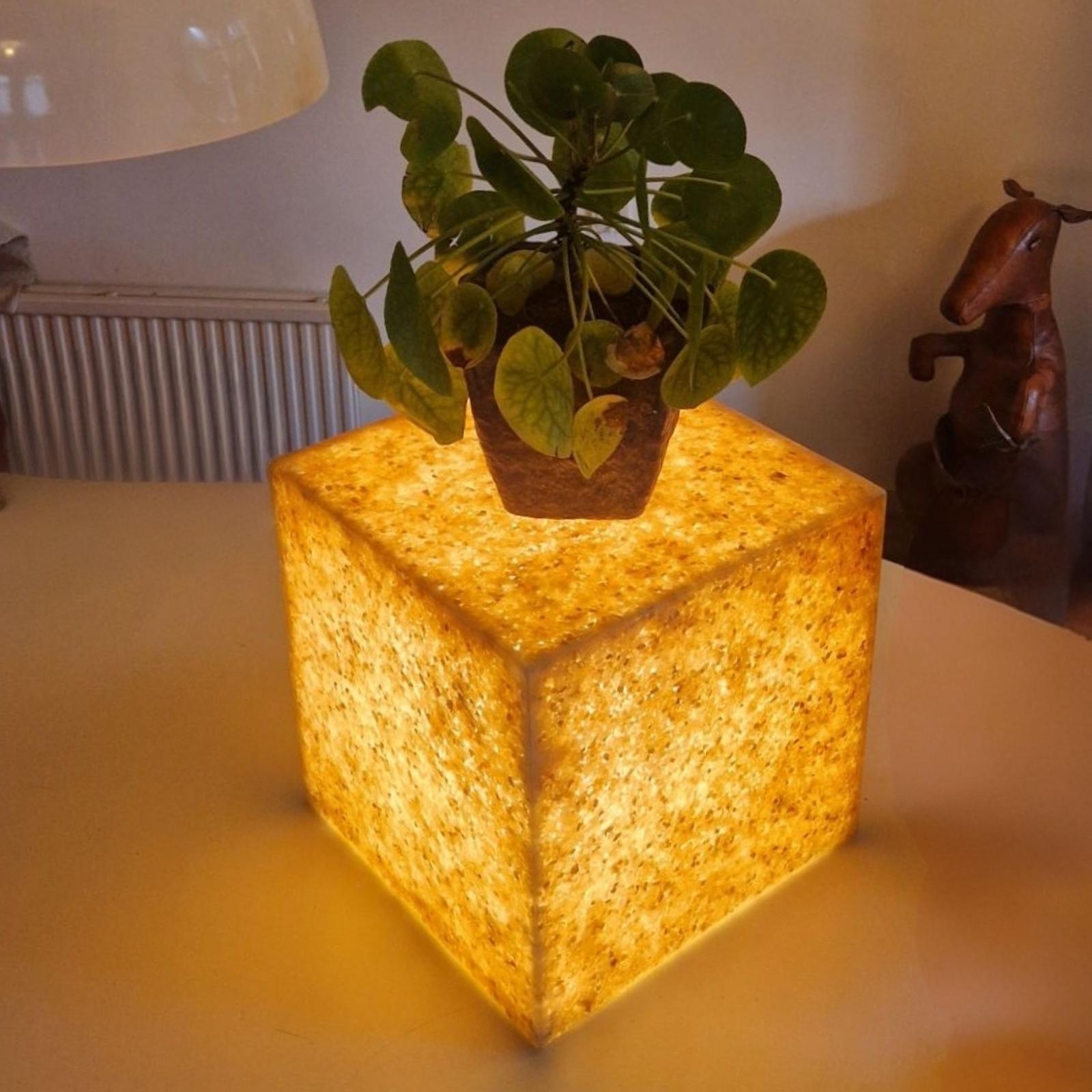 Hand crafted cube floor lamp. Made from quartz gravel cast in clear resin. Very decorative lamp that can be used as a sand alone floor or table lamp but also as a side table or plant stand.
Amazing effect when it is lit by a single e27 bulb.
Good