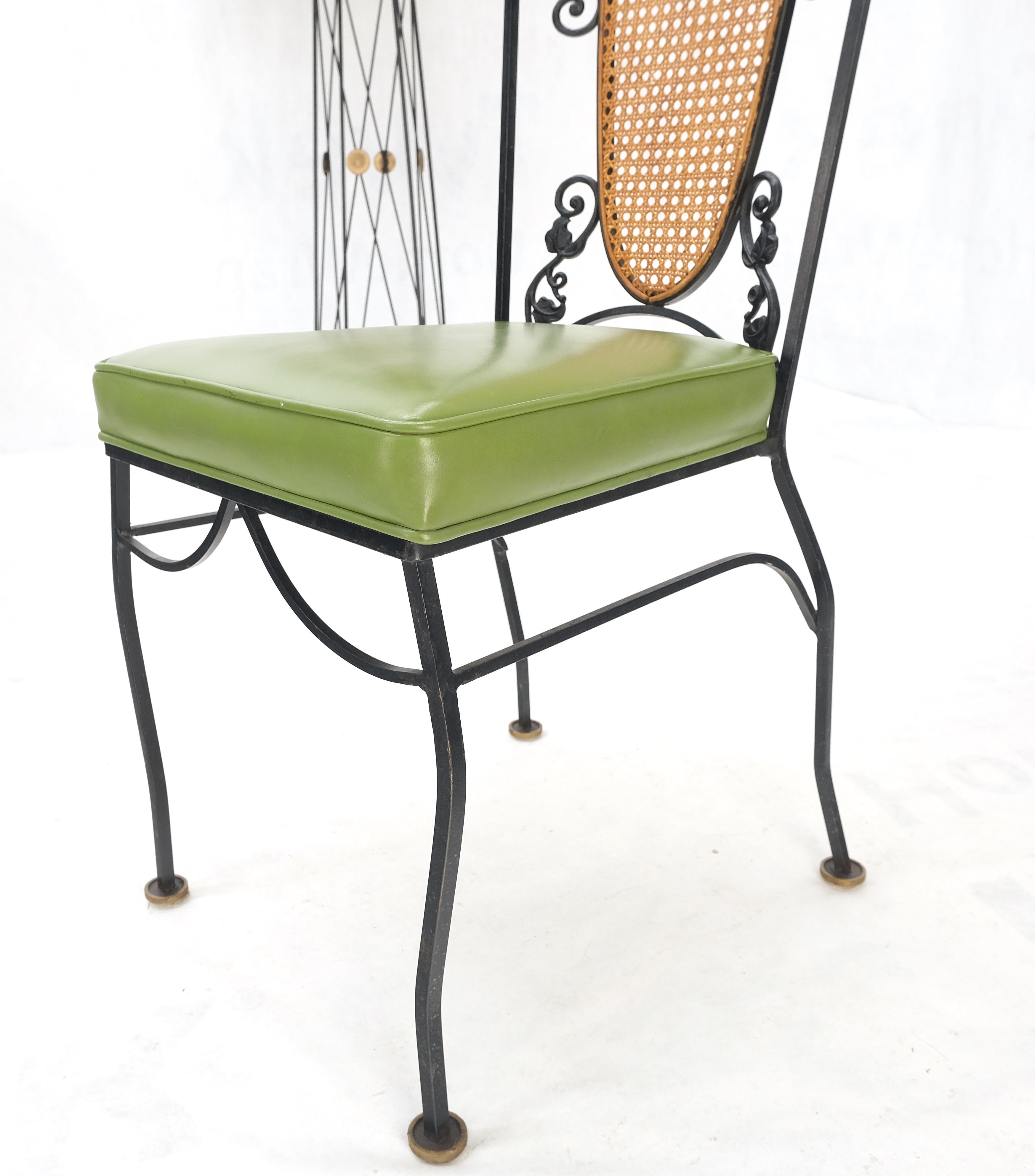 Table d'extérieur en résine coulée Abalone Shell Round Top 4 Cane Back  Chaises en fer en vente 7
