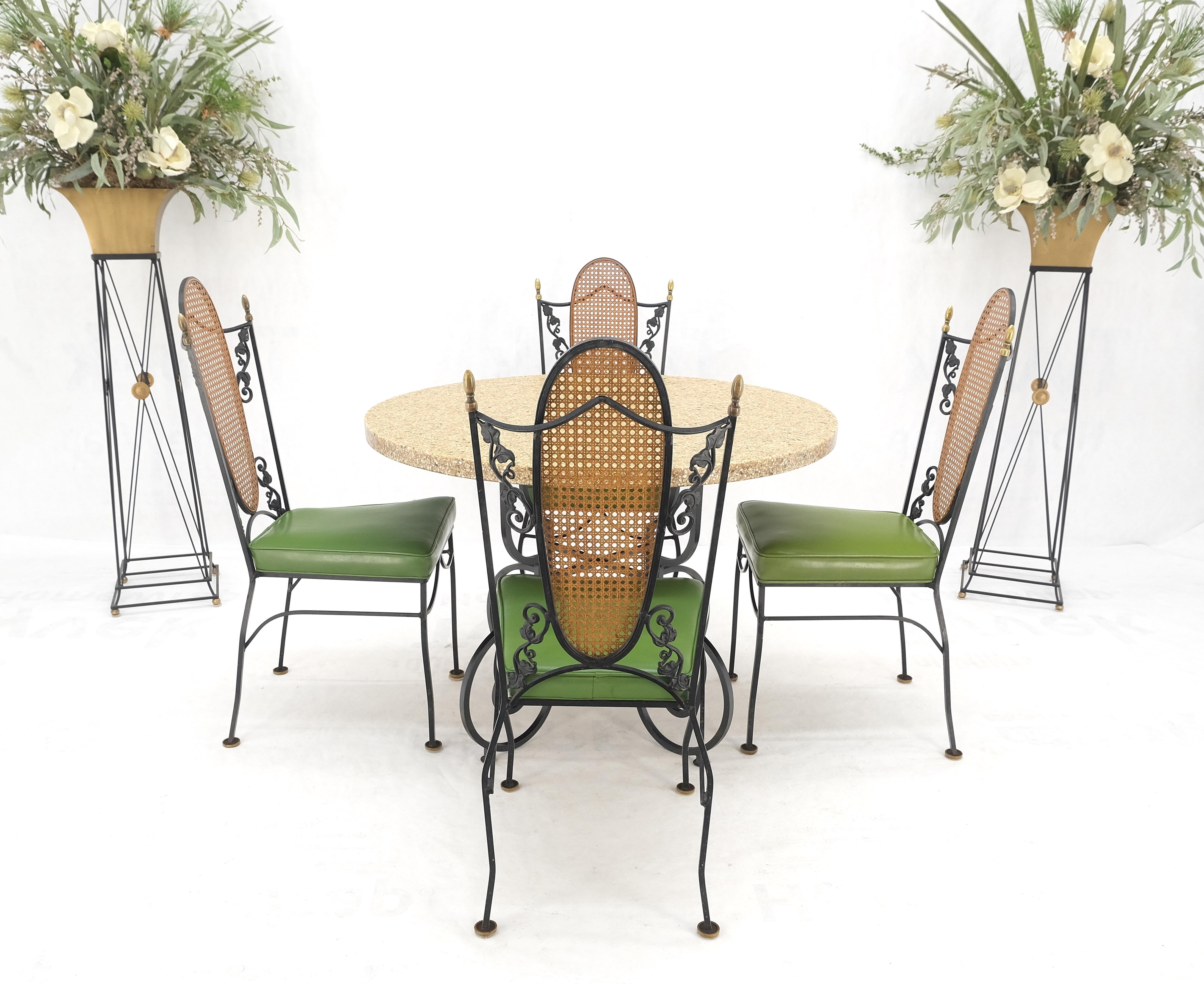 Table d'extérieur en résine coulée Abalone Shell Round Top 4 Cane Back  Chaises en fer en vente 8