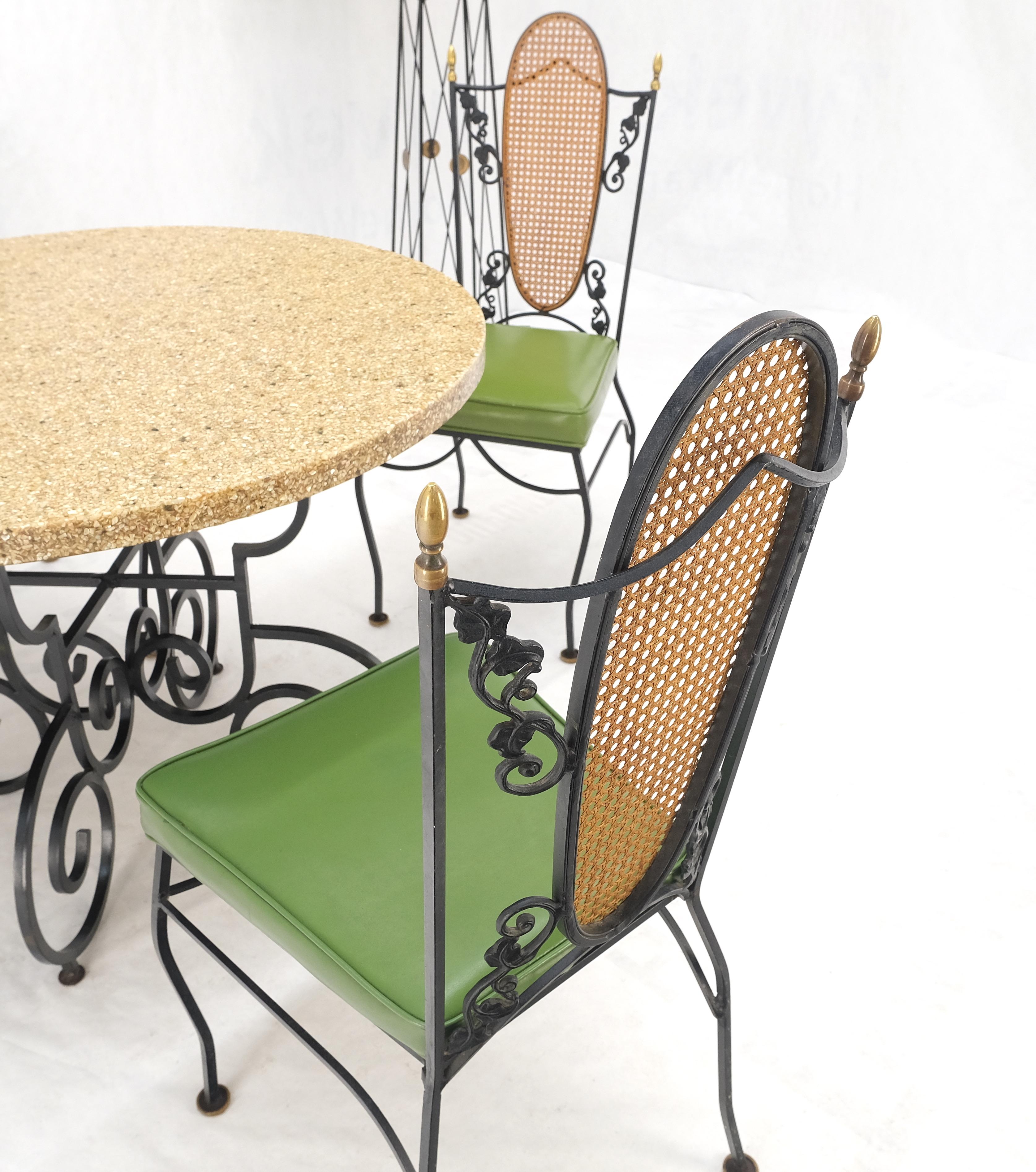 Table d'extérieur en résine coulée Abalone Shell Round Top 4 Cane Back  Chaises en fer forgé Ensemble de salle à manger MINT