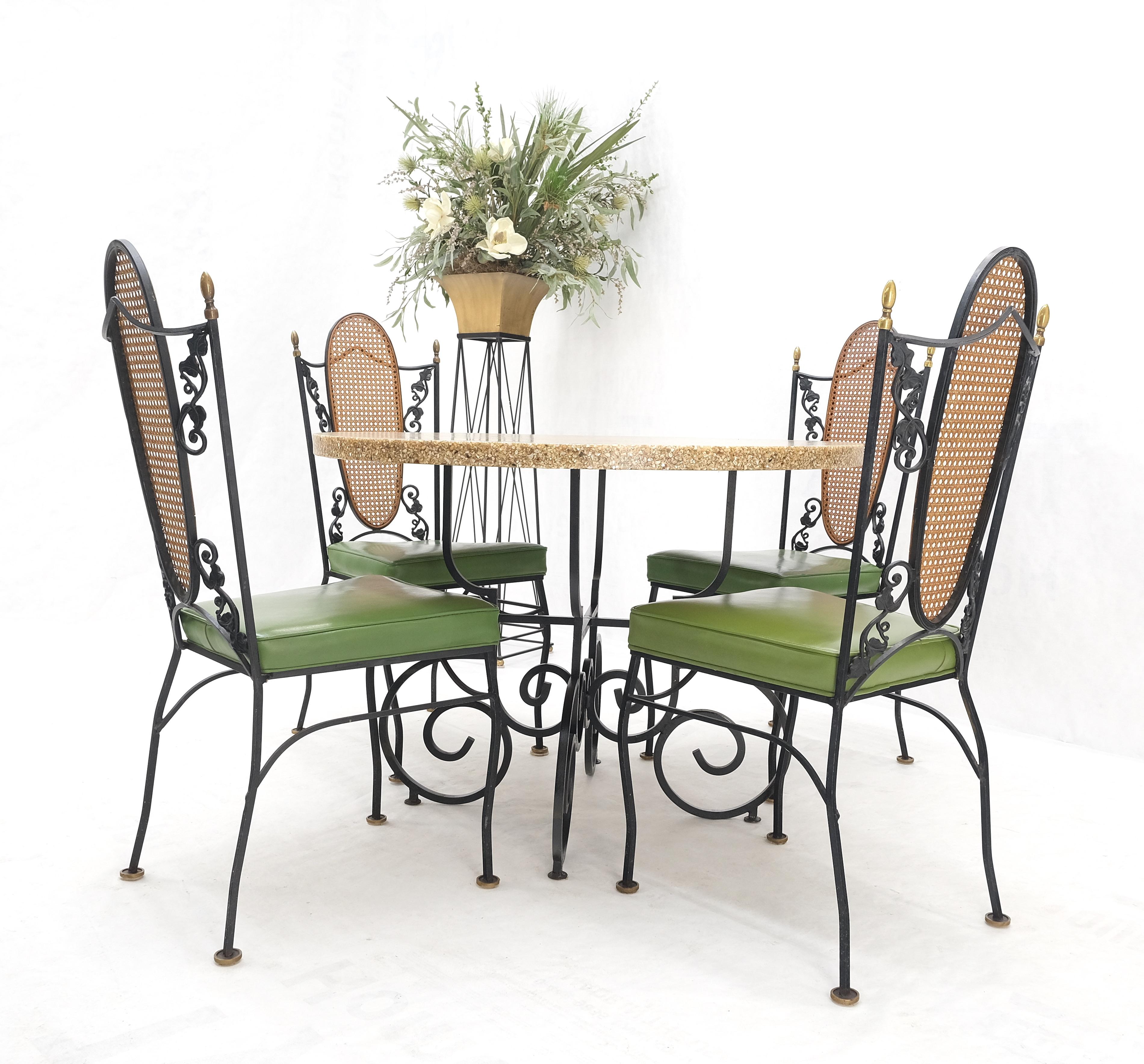 Table d'extérieur en résine coulée Abalone Shell Round Top 4 Cane Back  Chaises en fer Bon état - En vente à Rockaway, NJ