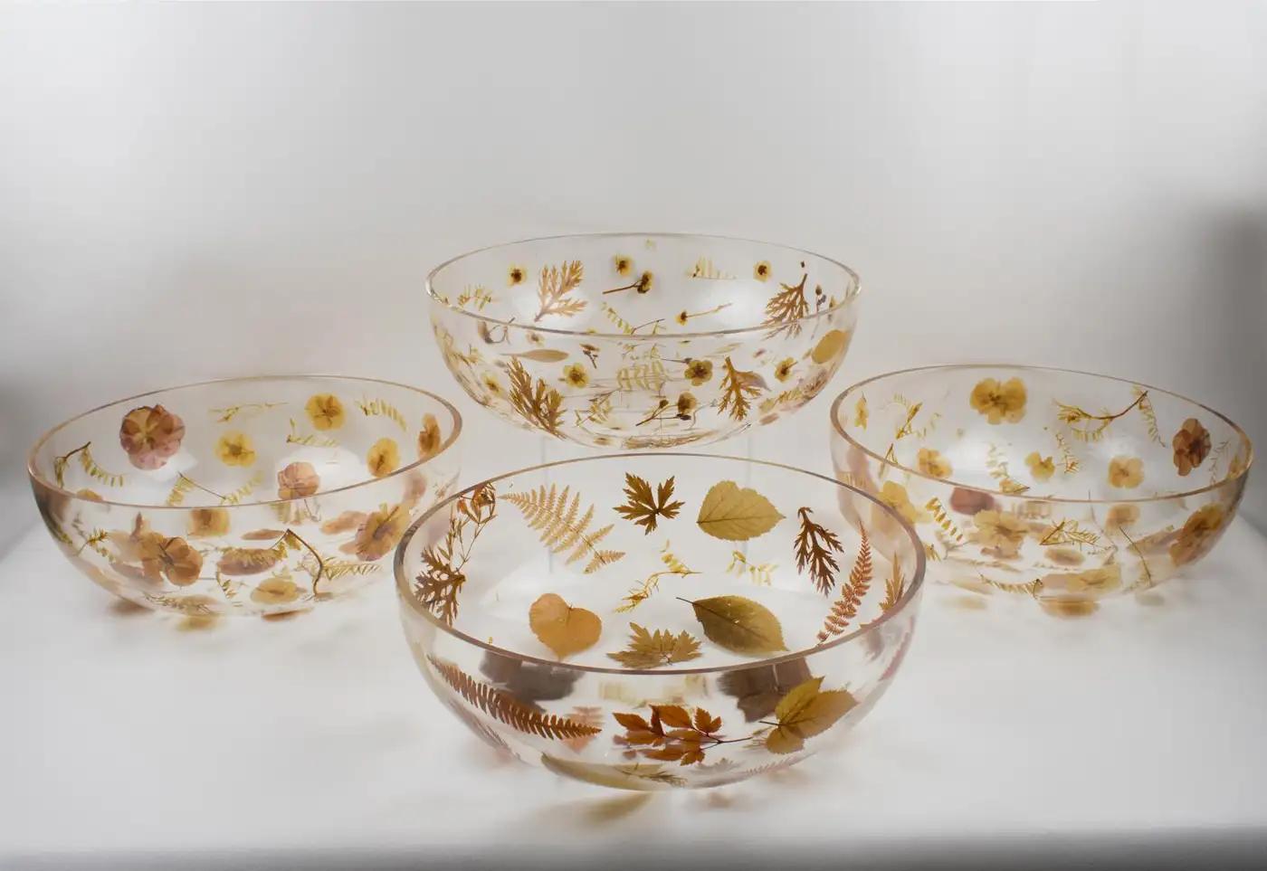 Resin Centerpiece Bowl, Leaves and Flowers Inclusions, Italy 1970s In Excellent Condition For Sale In Atlanta, GA