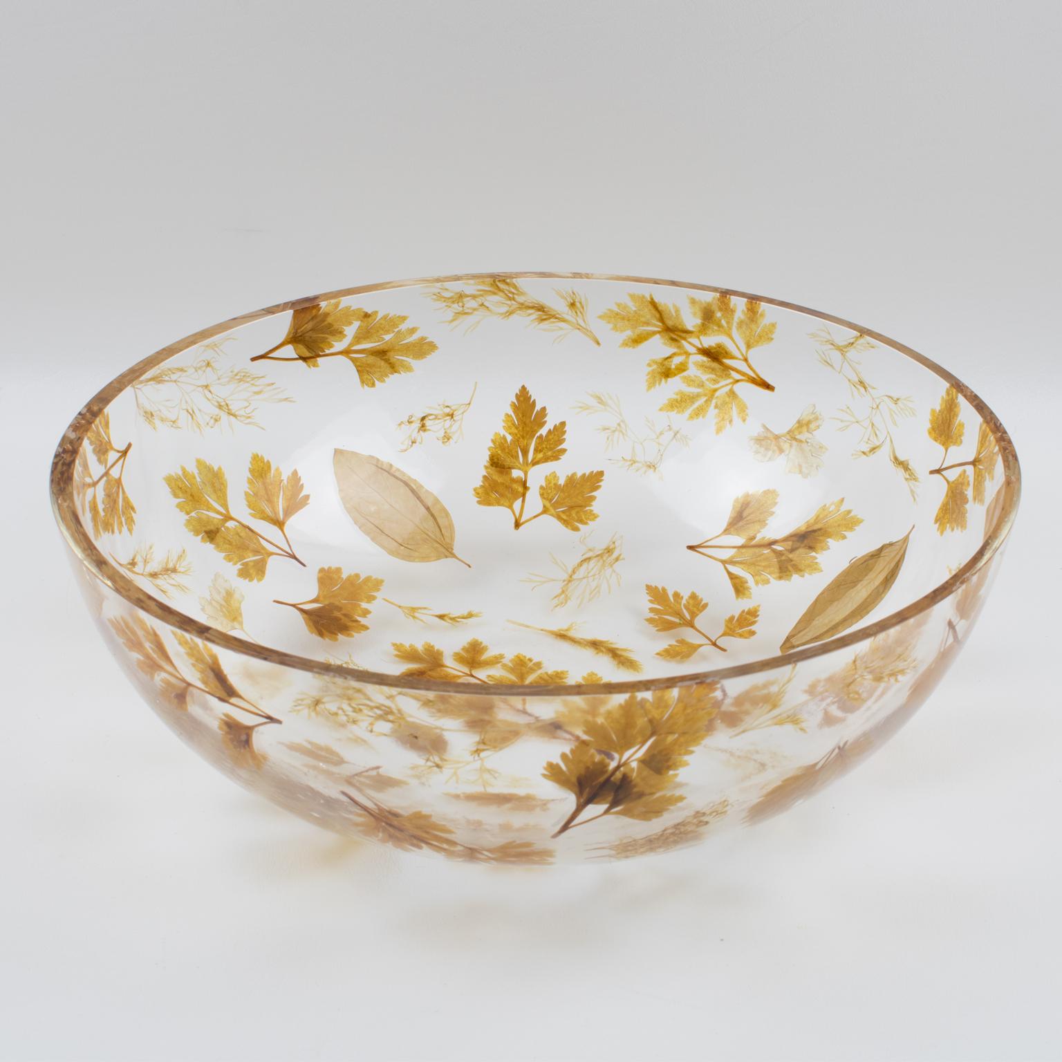 Se trata de un precioso cuenco, centro de mesa o fuente decorativa de resina diseñado por Resinplast Italia en la década de 1970. Está hecho de resina o acrílico transparente extragrueso en forma de cuenco profundo y redondeado, con hojas de otoño