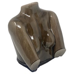 Escultura de torso de resina y piedra Marcela Cure