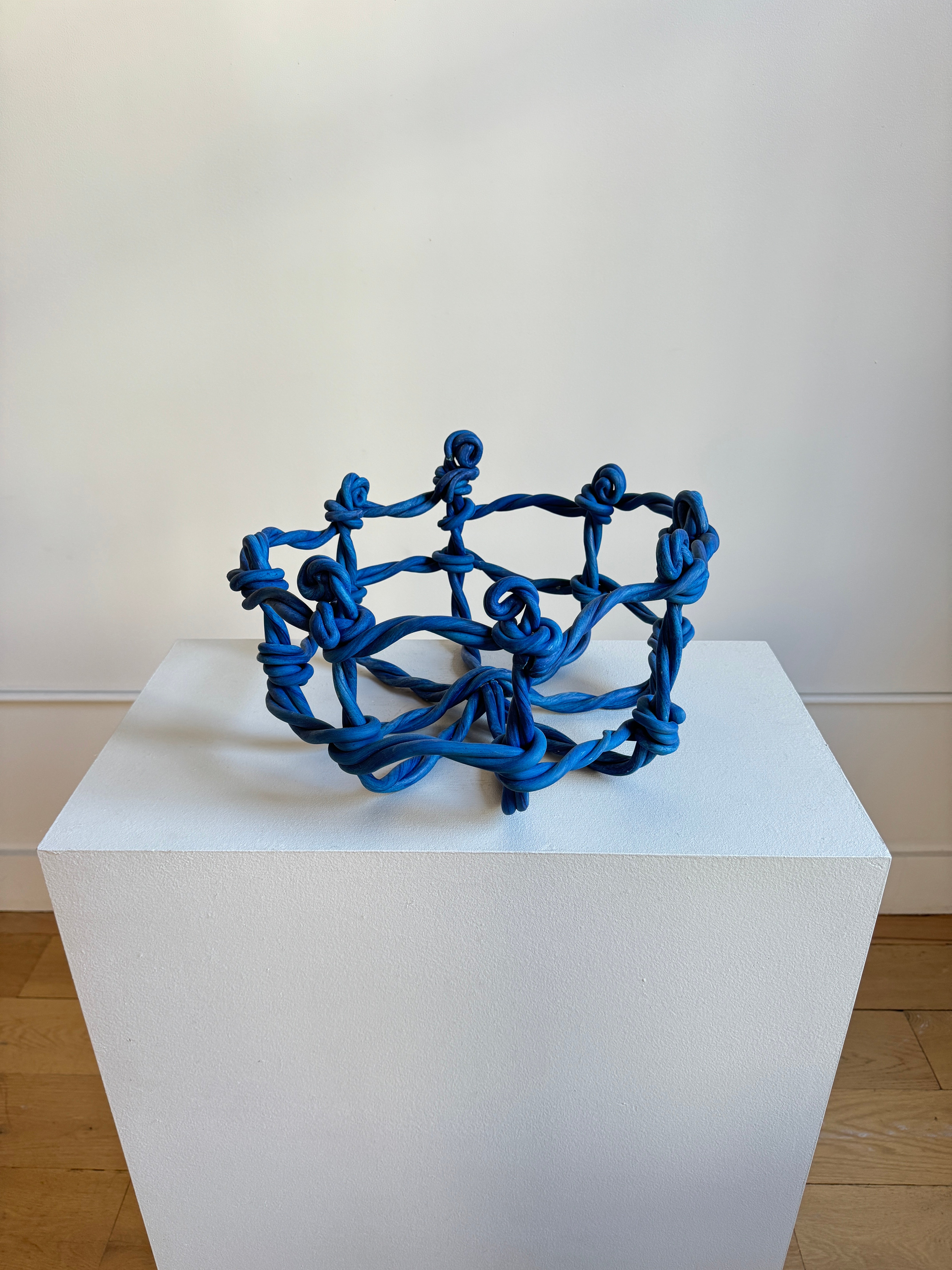 Cesta decorativa de resina epoxi azul by Joseph Algieri en venta