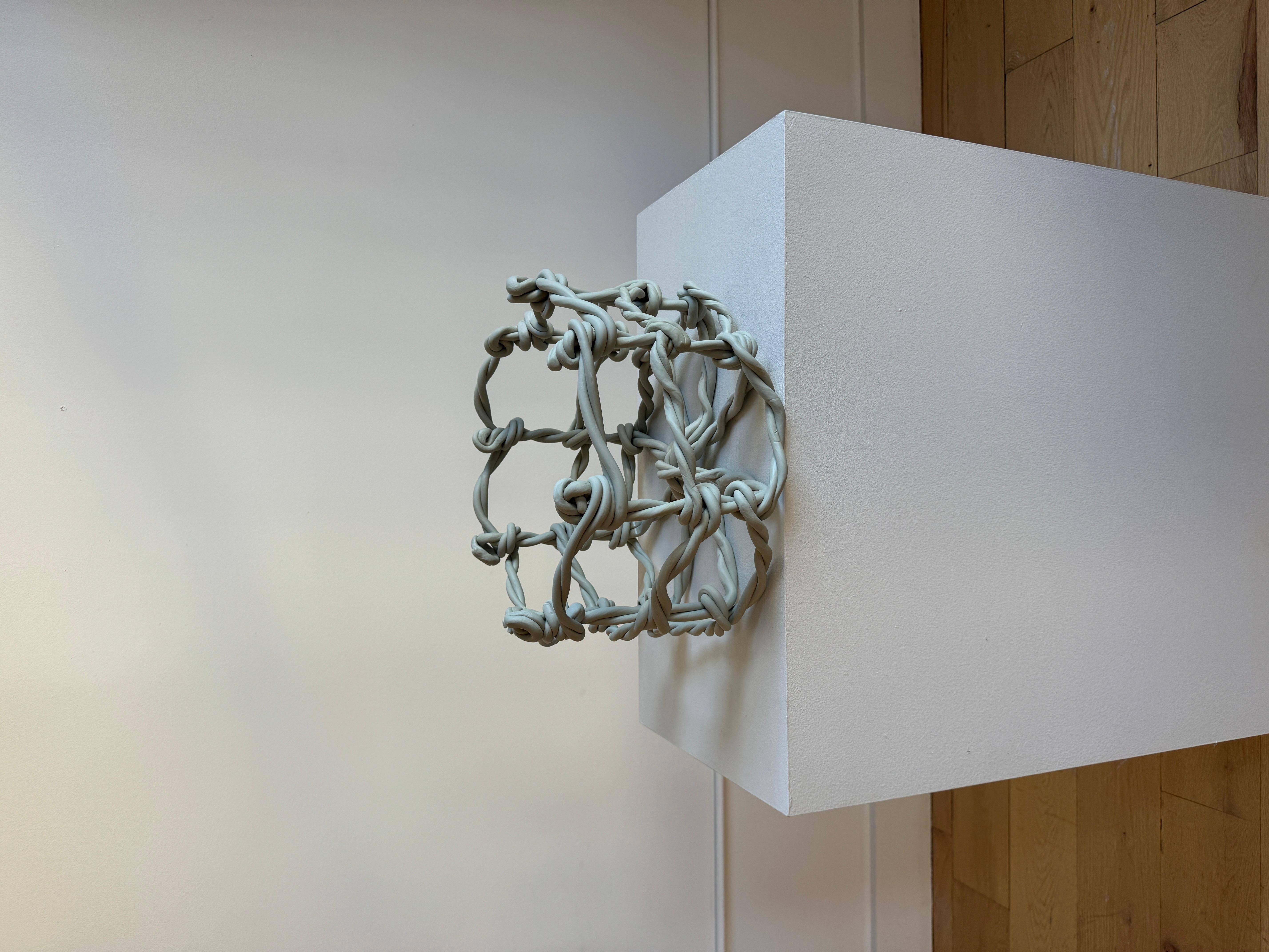 Cesta decorativa de resina epoxi dorada by Joseph Algieri Posmoderno en venta