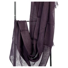 Handgewebter Schal aus einer Leinenmischung in tiefem, sattem Dunkelbraun, weich und klassisch im handwerklichen Stil