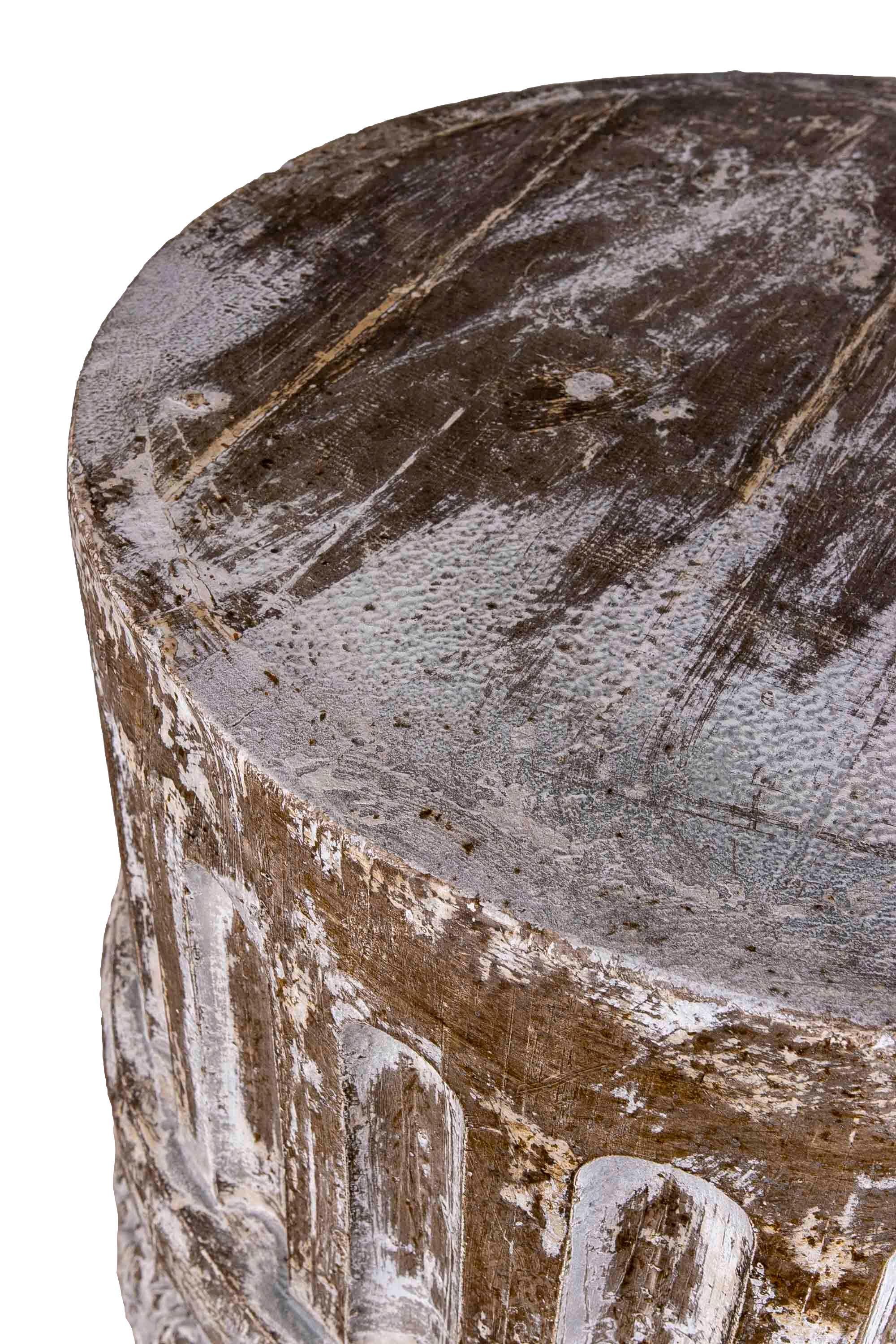 Holzständer aus Harzimitat mit antikem Finish im Angebot 11