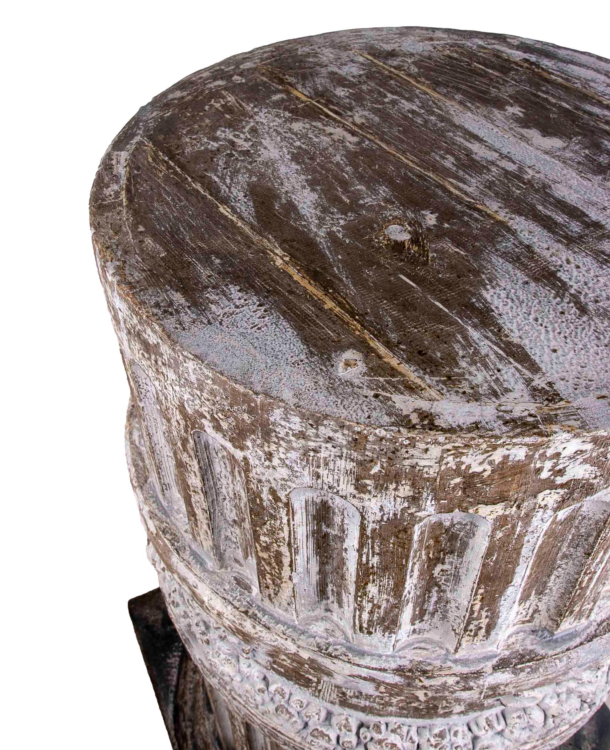 Supporto in resina imitante il legno con finitura in stile antico in vendita 1