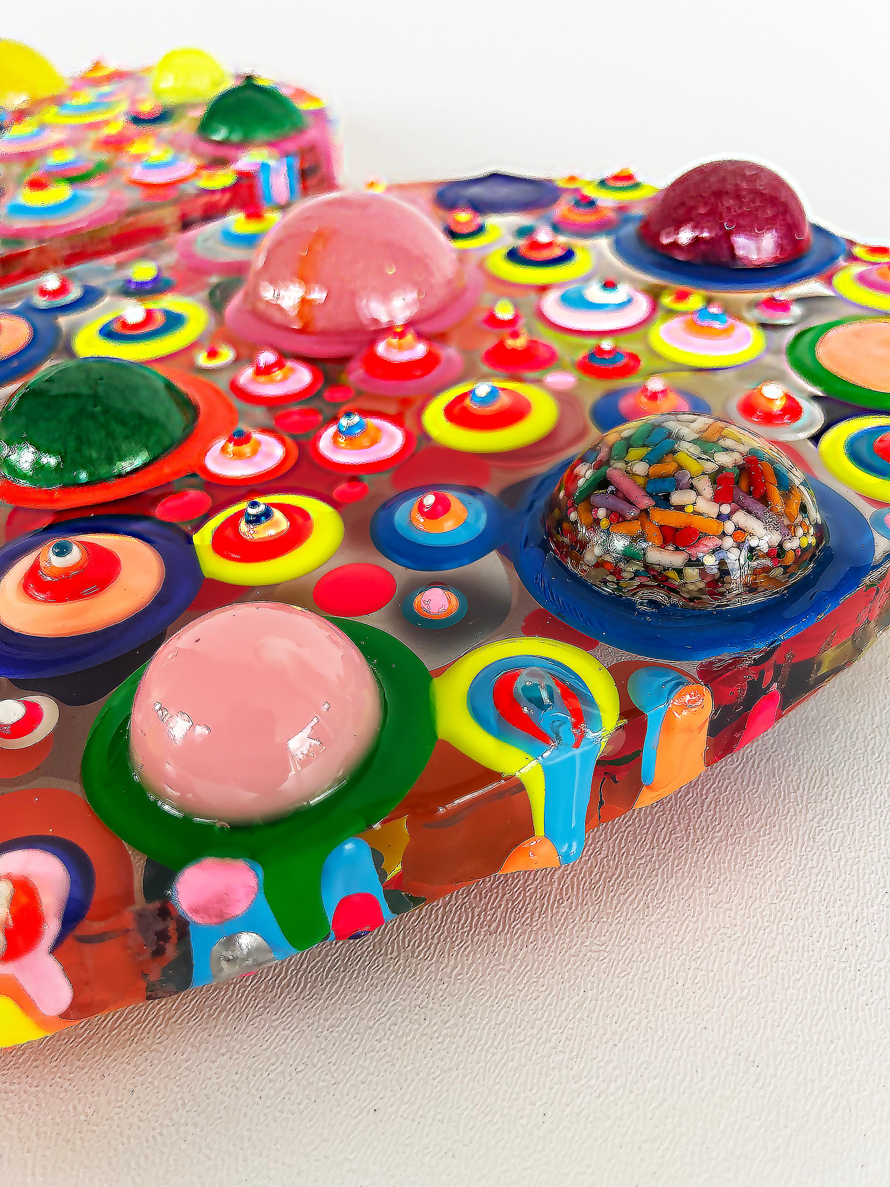 Scultura di cuore d'amore in resina degli artisti Michael Gitter, Jillian Whelan, pezzo 1/1 in vendita 5