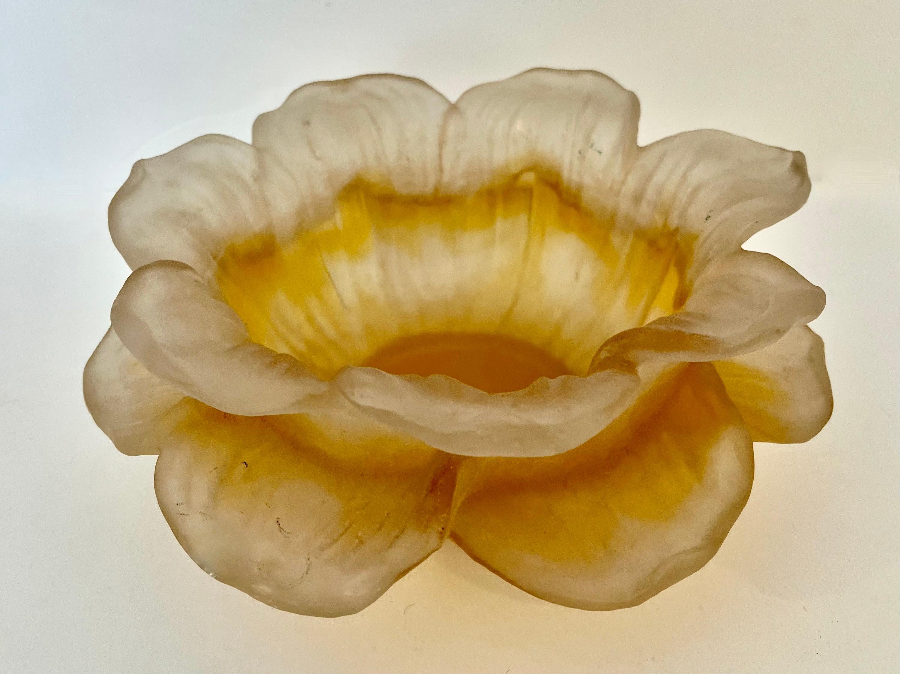 A Dorothy Thorpe resin bowl in the shape of floral petals. The colors are magnificent and very stunning the bowl could be used to serve chips or nuts, or as a decorative piece, as a sculpture of to float flowers in or a floral arrangement. The piece