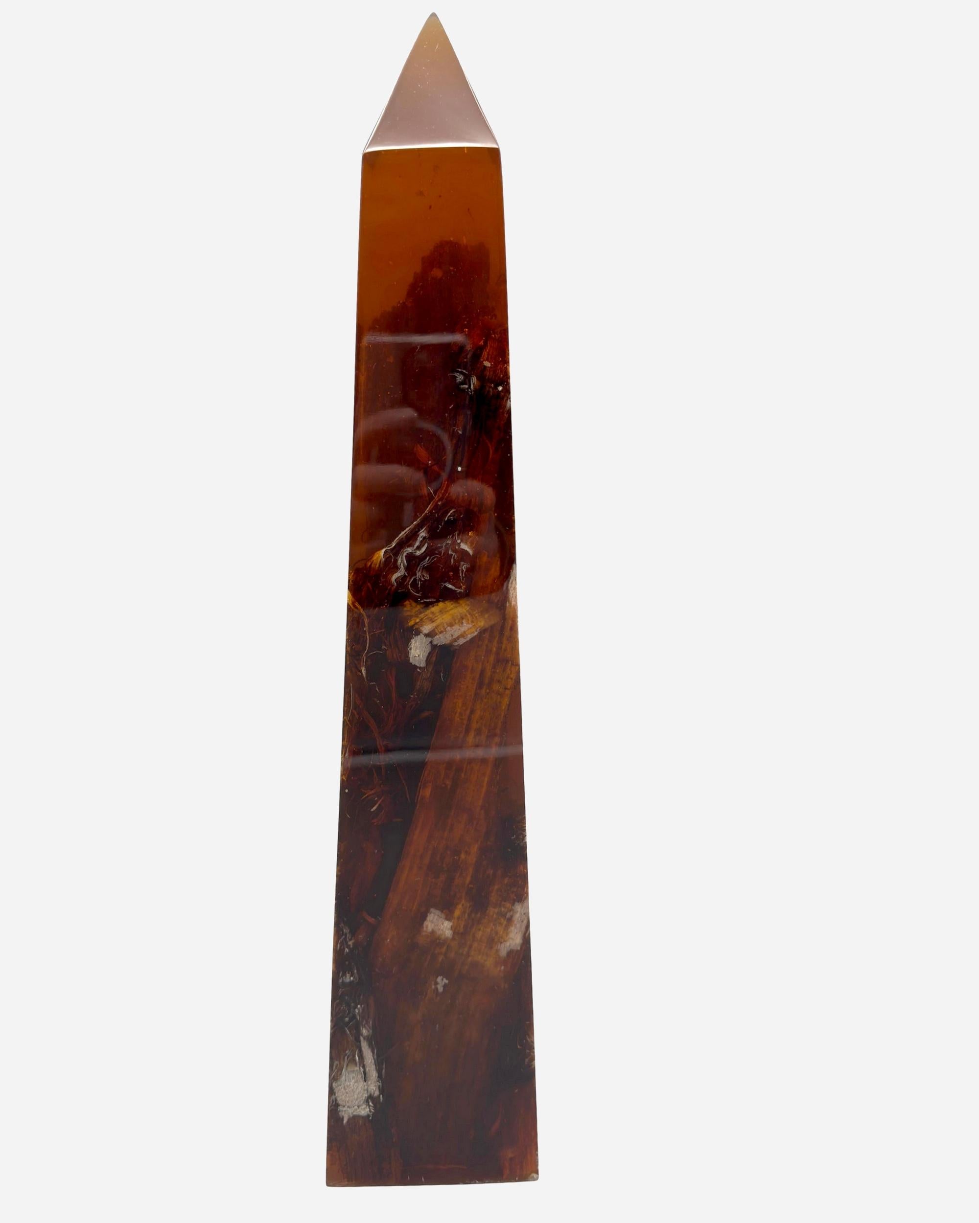 Bellissimo obelisco in resina dai colori caldi dell'ocra e del marrone, con inclusioni di corteccia di legno scuro. 
Pezzo unico

Biografia: Pierre Giraudon, Francia (1923-2012)
Pierre Giraudon è nato nel 1923 a Parigi. Dopo aver studiato botanica e