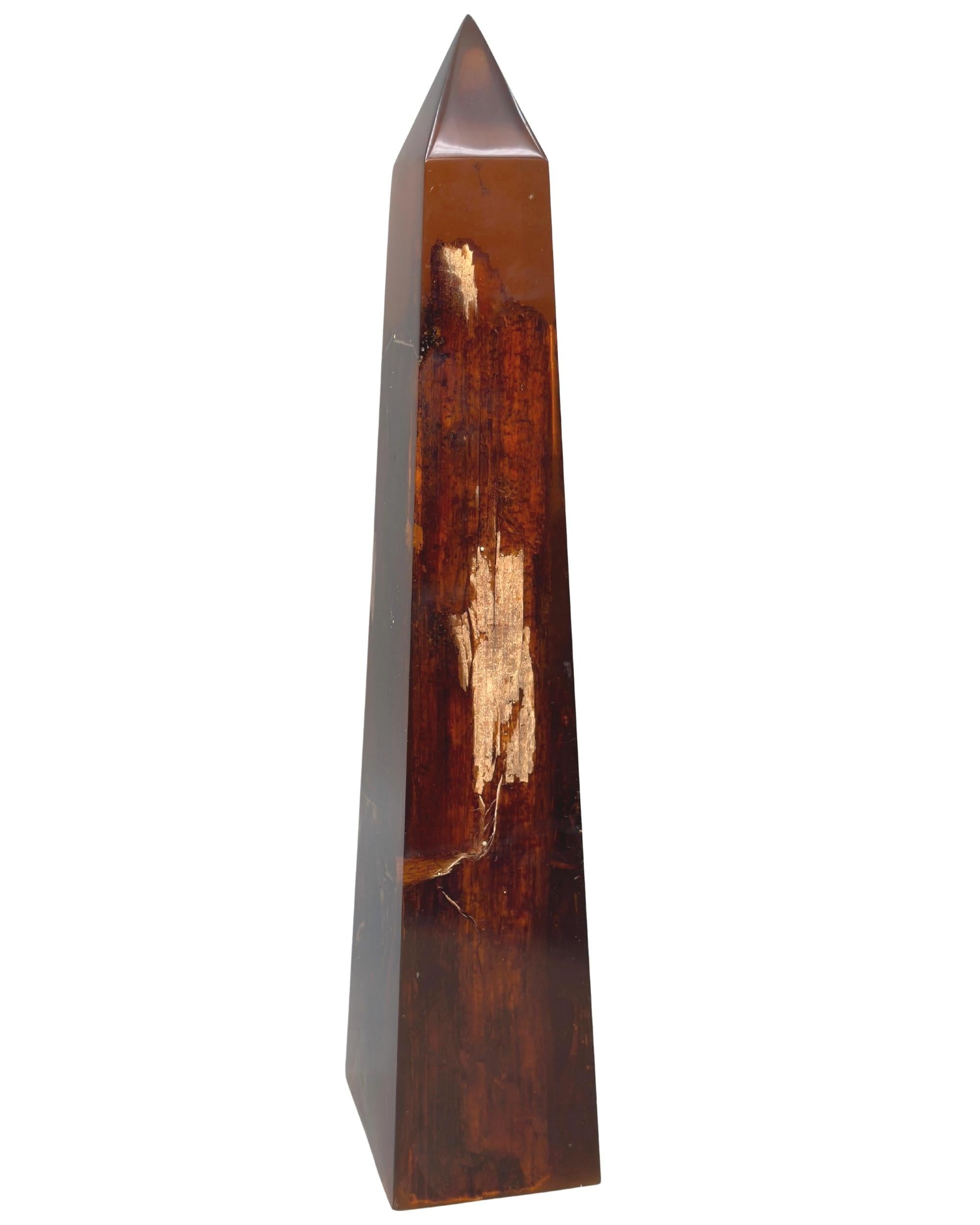 Francese Obelisco in resina con inclusioni di corteccia di legno di Pierre Giraudon, Francia, circa 1970 in vendita