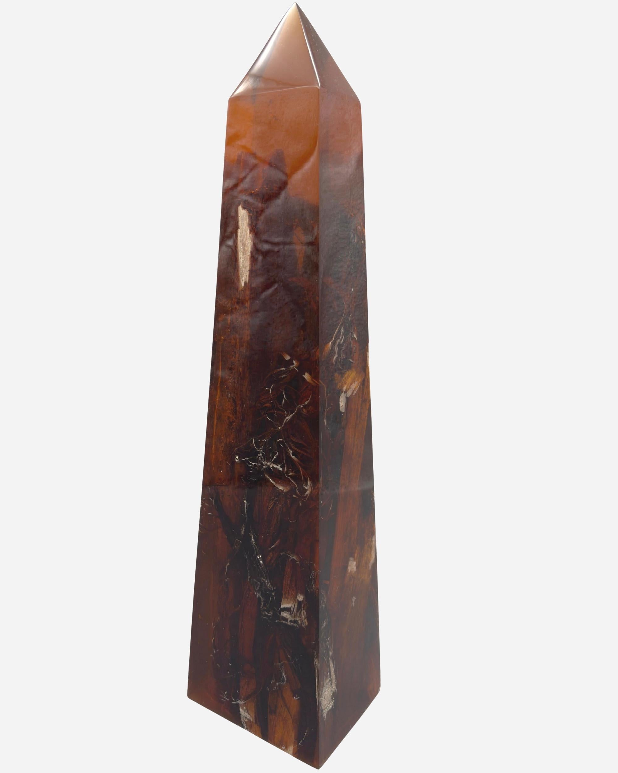 Obelisco in resina con inclusioni di corteccia di legno di Pierre Giraudon, Francia, circa 1970 In condizioni buone in vendita a Paris, FR